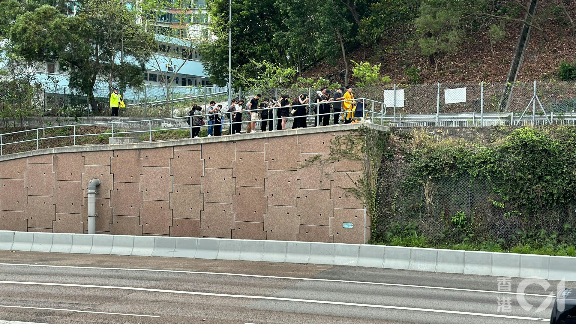今日(19日)早上11時半左右,有一行20人死者親友到意外現場附近一山坡進行路祭。(翁鈺輝攝) 今日(19日)早上11時半左右,有一行20人死者親友到意外現場附近一山坡進行路祭。(翁鈺輝攝)