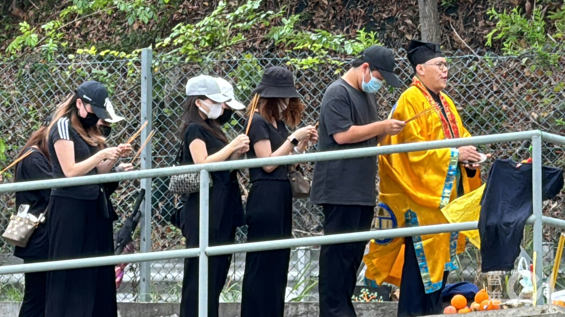 儀式歷時約1小時,親友神情哀傷,不時拭淚並互相擁抱安慰。(翁鈺輝攝) 儀式歷時約1小時,親友神情哀傷,不時拭淚並互相擁抱安慰。(翁鈺輝攝)