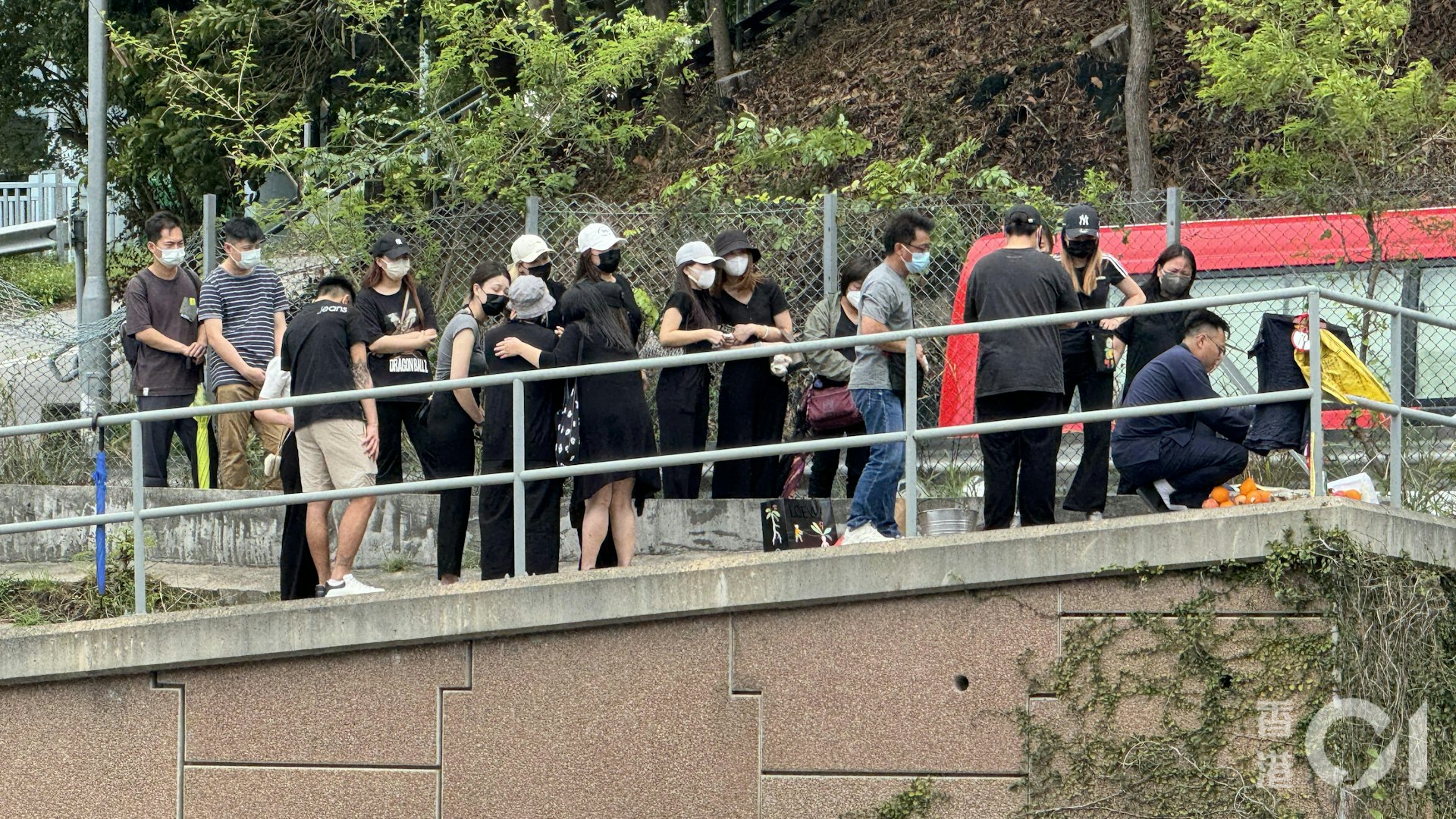 儀式歷時約1小時,親友神情哀傷,不時拭淚並互相擁抱安慰。(翁鈺輝攝) 儀式歷時約1小時,親友神情哀傷,不時拭淚並互相擁抱安慰。(翁鈺輝攝)