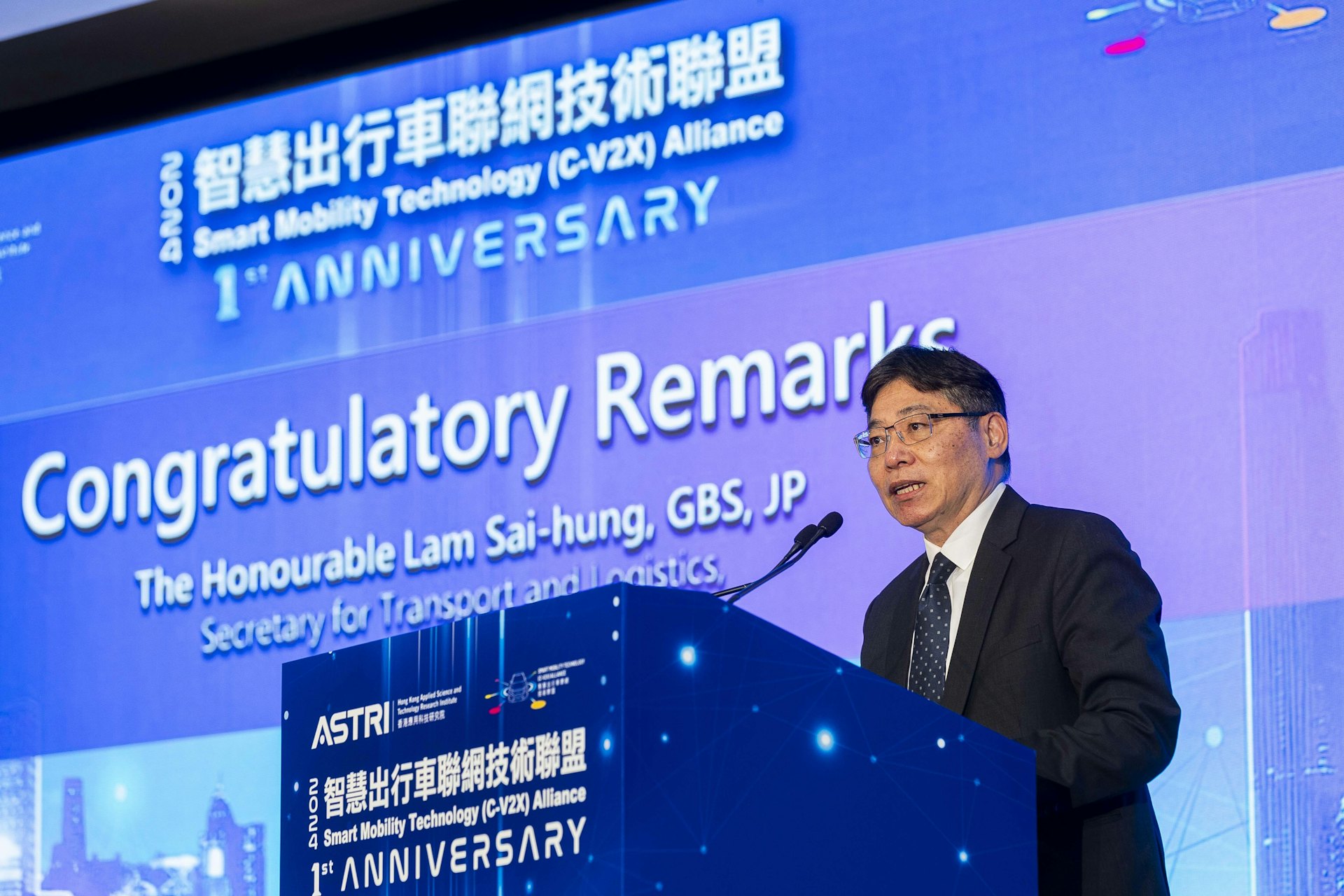 主禮嘉賓香港特區政府運輸及物流局局長林世雄先生於會上致辭。 主禮嘉賓香港特區政府運輸及物流局局長林世雄先生於會上致辭。