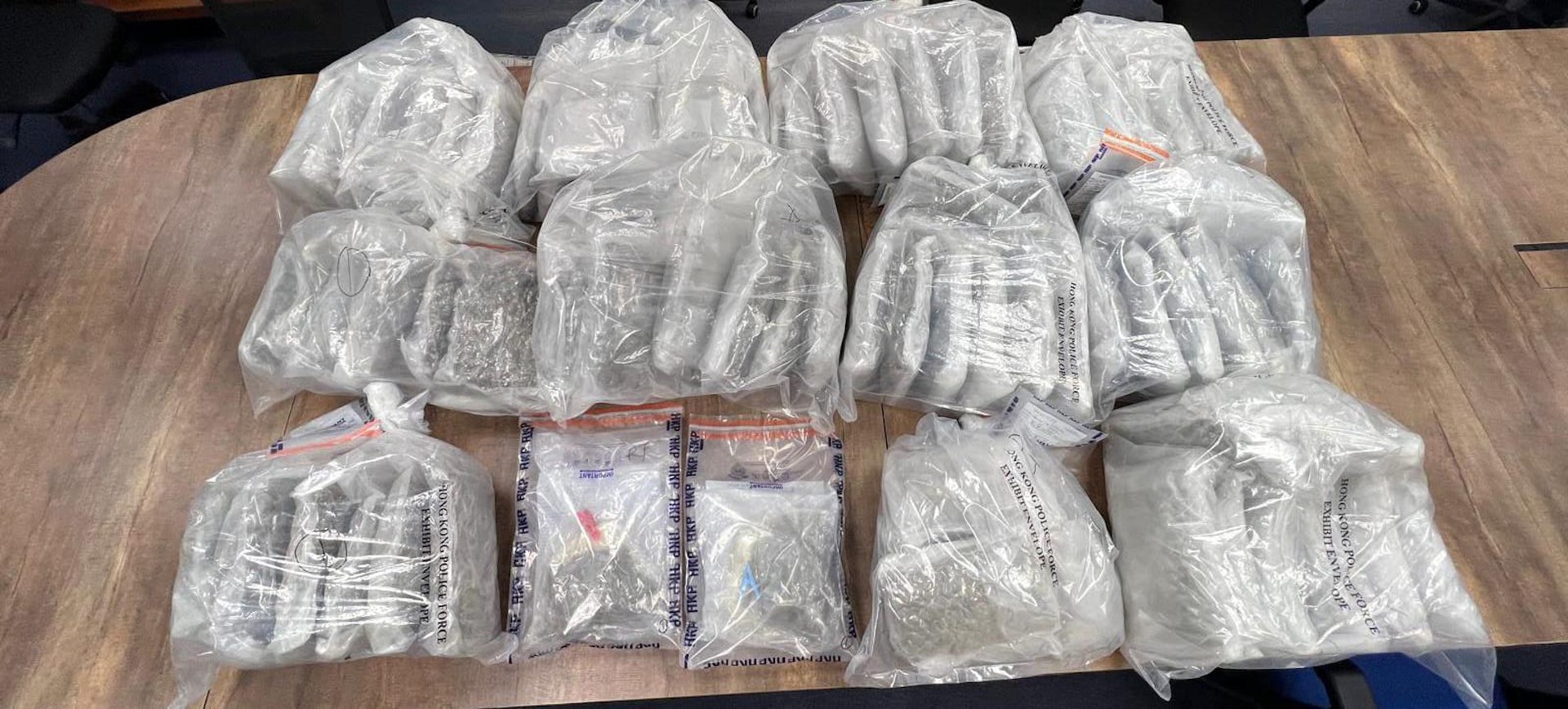 警方檢獲各類型毒品,分別為大麻花、大麻煙油、大麻曲奇、迷幻蘑菇,毒品總市值約1,070萬元。(警方提供相片) 警方檢獲各類型毒品,分別為大麻花、大麻煙油、大麻曲奇、迷幻蘑菇,毒品總市值約1,070萬元。(警方提供相片)