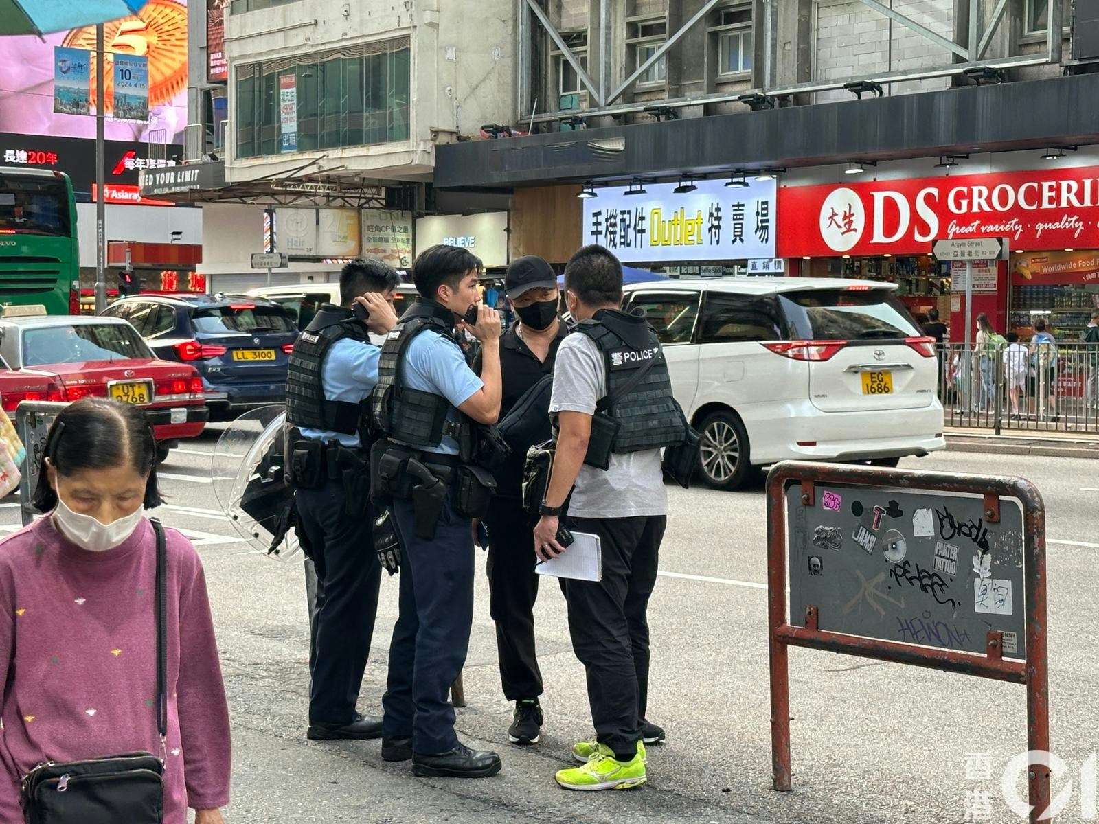 警方派出西九龙冲锋队及反恐特勤队搜捕疑犯。（罗敏妍摄）