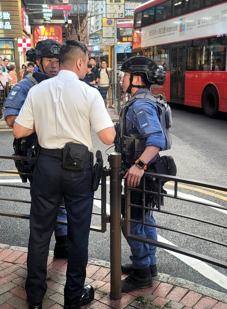 警方派出西九龙冲锋队及反恐特勤队搜捕疑犯。（全港店舖消息关注组 2.0 关注组/Wolf Lone）