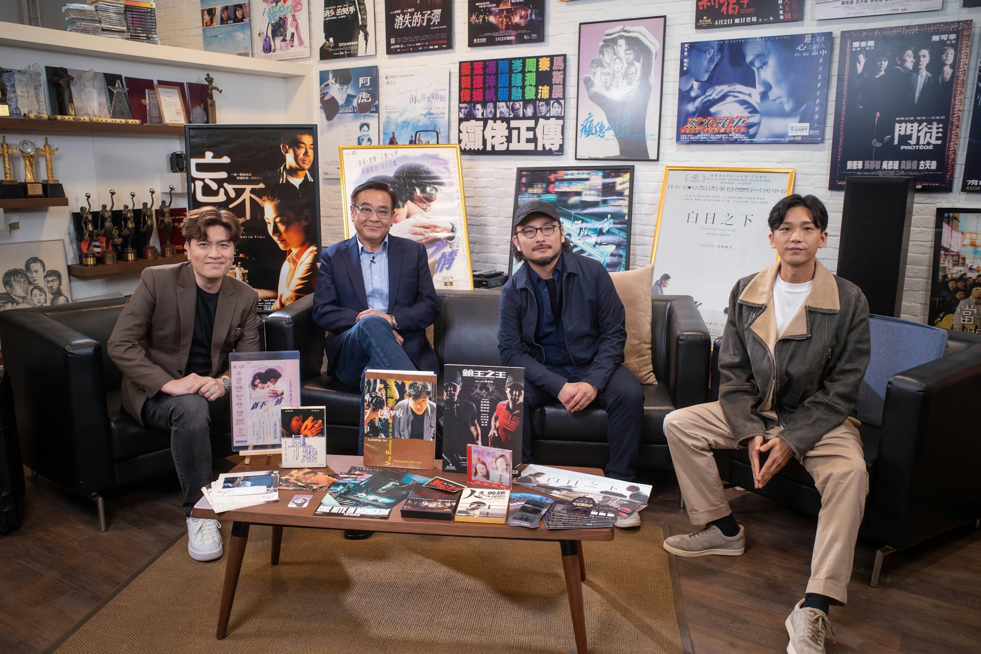 《導演 • 門2》第二季由電影《飯戲攻心》系列導演陳詠燊,夥拍短片導演兼演員盧鎮業(小野)、《金都》及《填詞L》導演黃綺琳、《犯罪現場》導演馮志強及《救殭清道夫》導演甄栢榮等擔任主持。 《導演 • 門2》第二季由電影《飯戲攻心》系列導演陳詠燊,夥拍短片導演兼演員盧鎮業(小野)、《金都》及《填詞L》導演黃綺琳、《犯罪現場》導演馮志強及《救殭清道夫》導演甄栢榮等擔任主持。