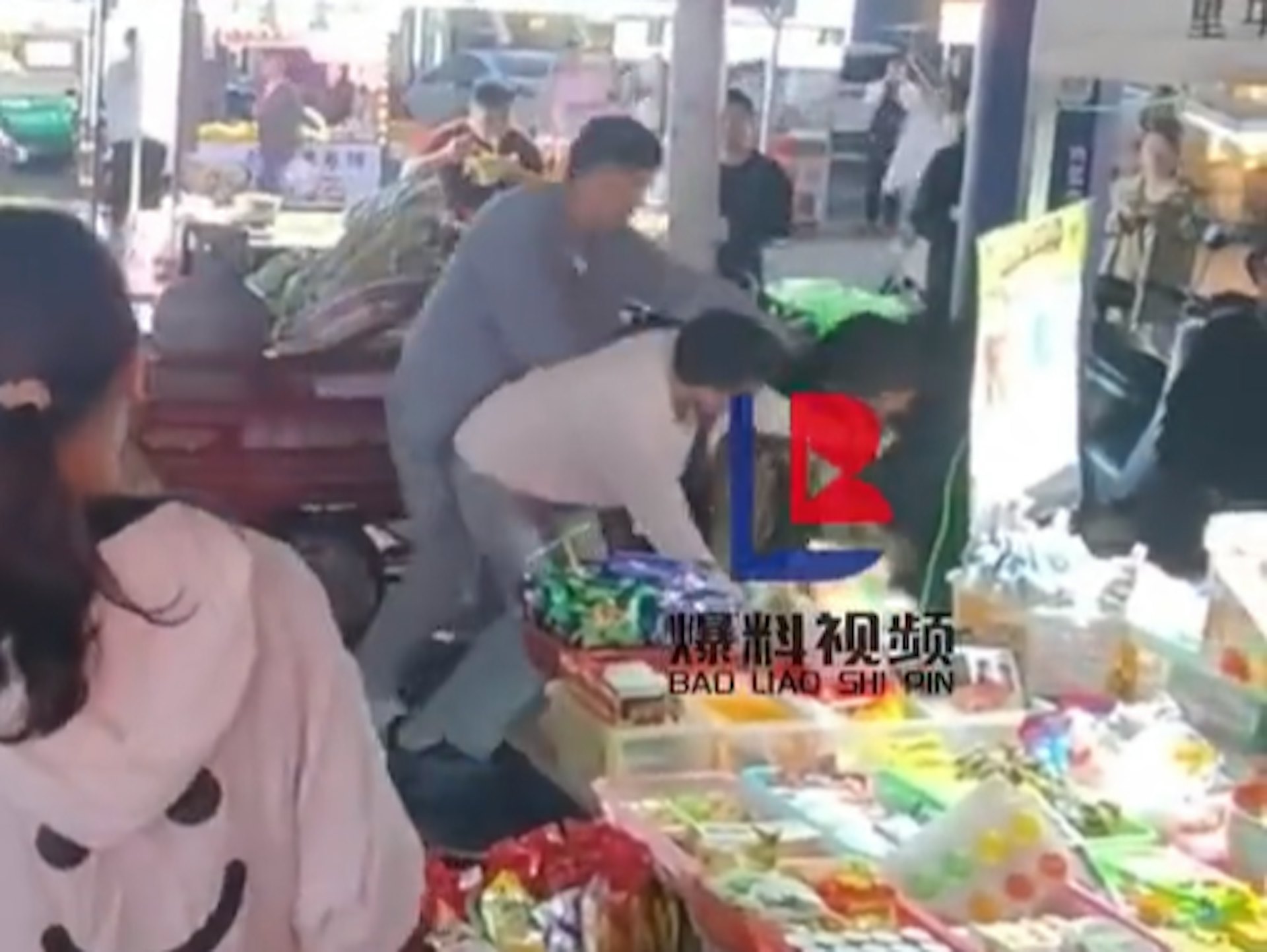 一群人圍毆林先生。 一群人圍毆林先生。