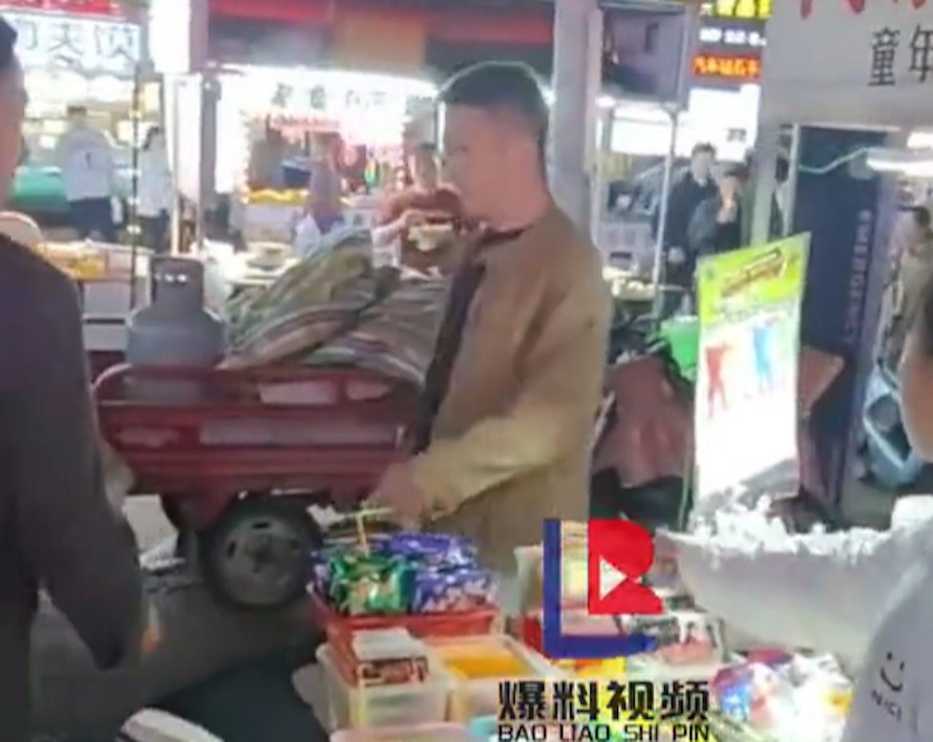 女孩(白色衣服)指著對方稱,被醉漢拉衣服。(微博) 女孩(白色衣服)指著對方稱,被醉漢拉衣服。(微博)