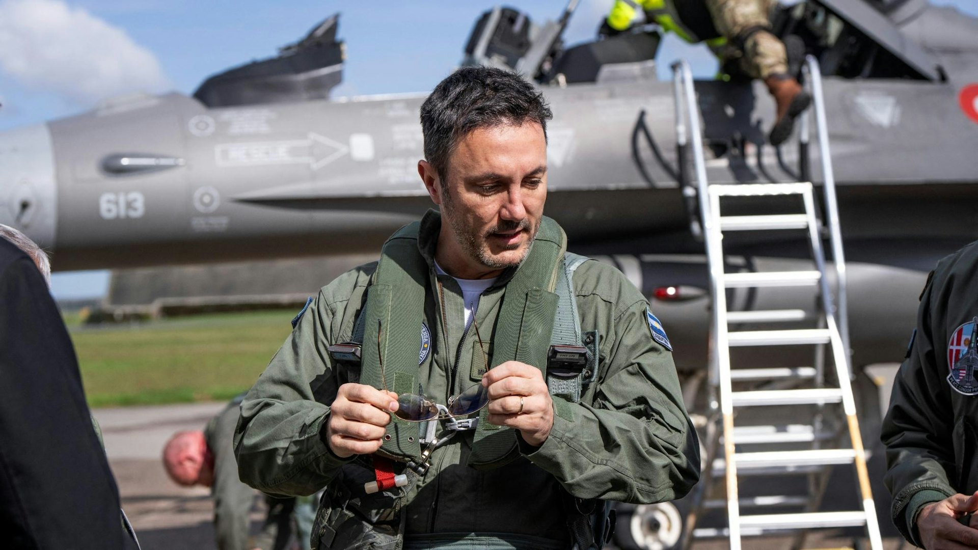 2024年4月16日,阿根廷國防部長彼得里(Luis Petri) 抵達斯克吕斯楚普機場(Skrydstrup Airport),並在丹麥日德蘭半島會見丹麥國防部長波爾森(Troels Lund Poulsen,不在圖中)。(Reuters)