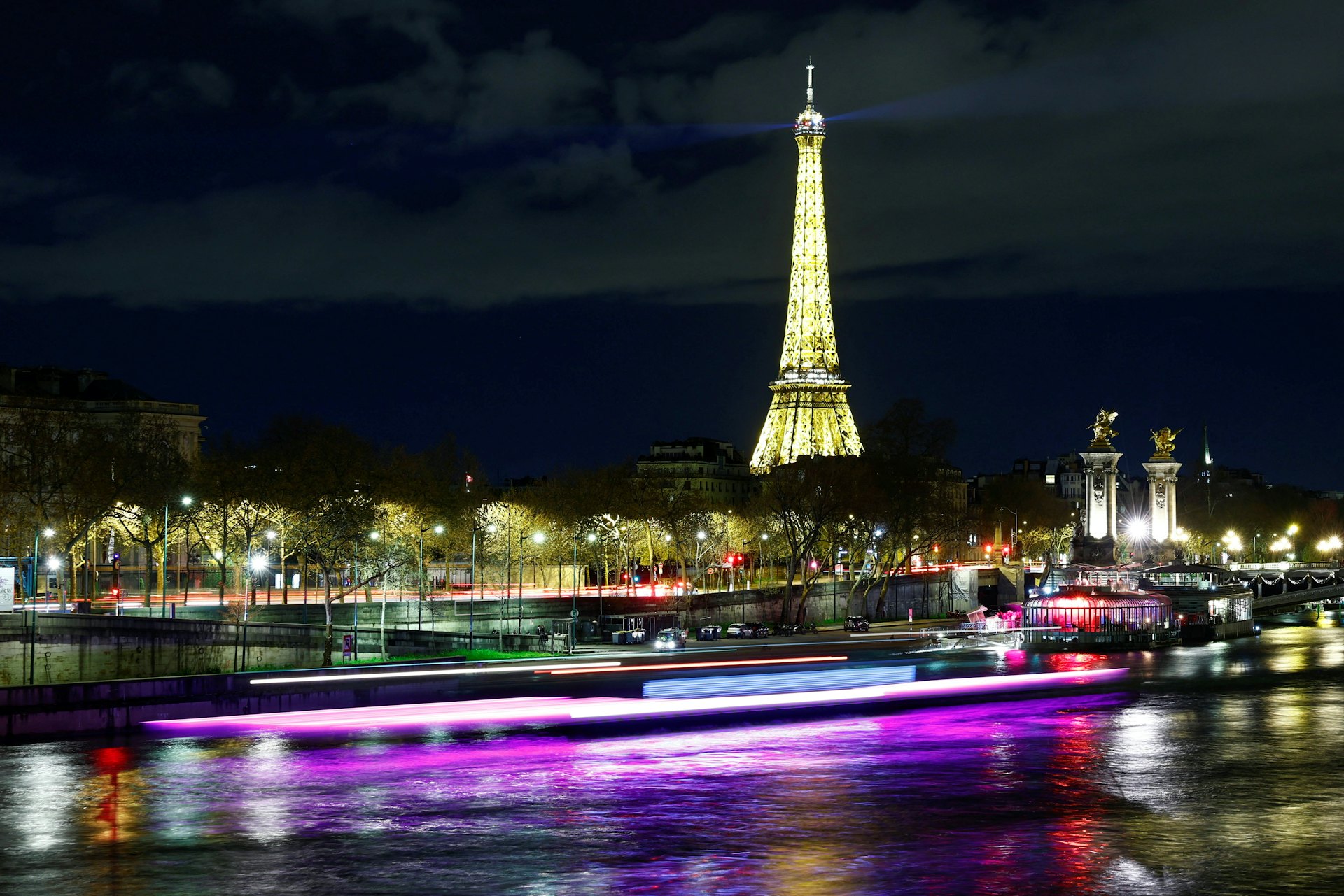 圖為2024年3月31日,一艘遊船塞納河上航行至亞歷山大三世橋(Pont Alexandre III)附近,背景是埃菲爾鐵塔(Eiffel Tower)。(Reuters) 圖為2024年3月31日,一艘遊船塞納河上航行至亞歷山大三世橋(Pont Alexandre III)附近,背景是埃菲爾鐵塔(Eiffel Tower)。(Reuters)