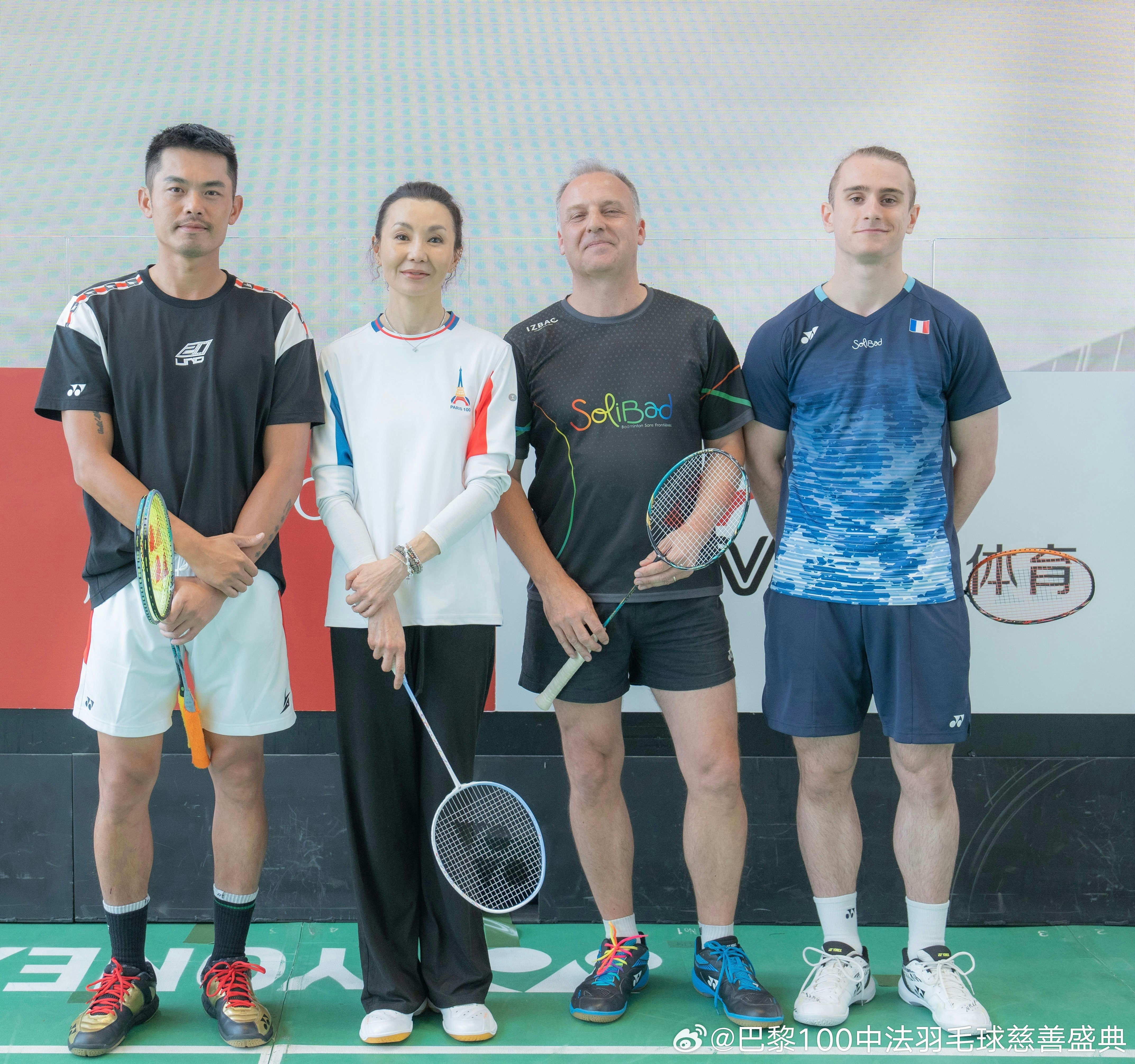 身为中法羽毛球大使的张曼玉与林丹拍档，迎战法国羽毛球手Alex Lanier及Raphael Sachetat。（微博图片）