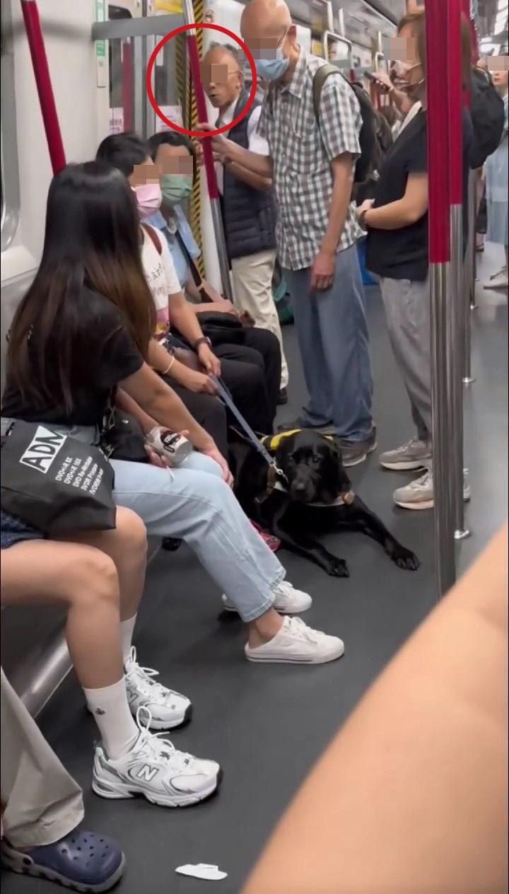 本港网络疯传1段影片，见到港铁车厢内1只黑色导盲犬趴坐在失明女主人前面，却被1名穿背心外套老伯不断指骂，眼神似乎尽显无奈。（影片截图）