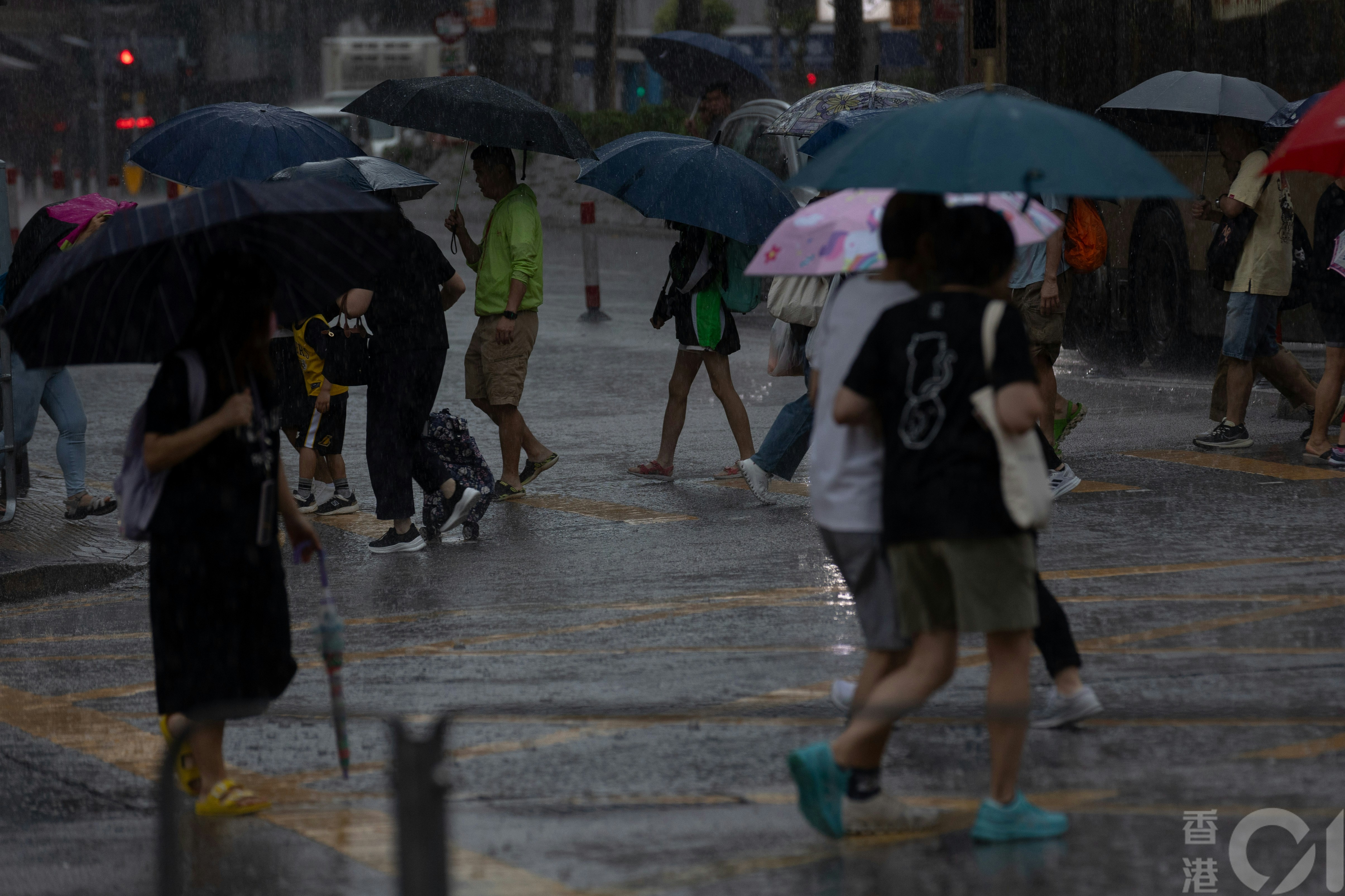 天文台4月21日早上發出黃色暴雨警告,在大埔,出街市民在風雨中而行。(夏家朗攝) 天文台4月21日早上發出黃色暴雨警告,在大埔,出街市民在風雨中而行。(夏家朗攝)