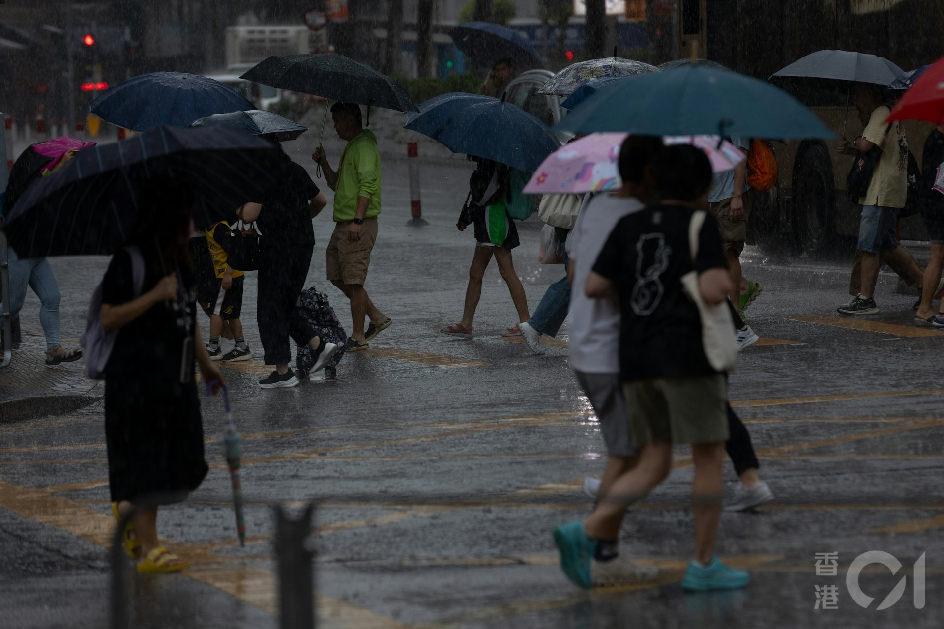 天文台4月21日早上發出黃色暴雨警告,在大埔,出街市民在風雨中而行。(夏家朗攝) 天文台4月21日早上發出黃色暴雨警告,在大埔,出街市民在風雨中而行。(夏家朗攝)