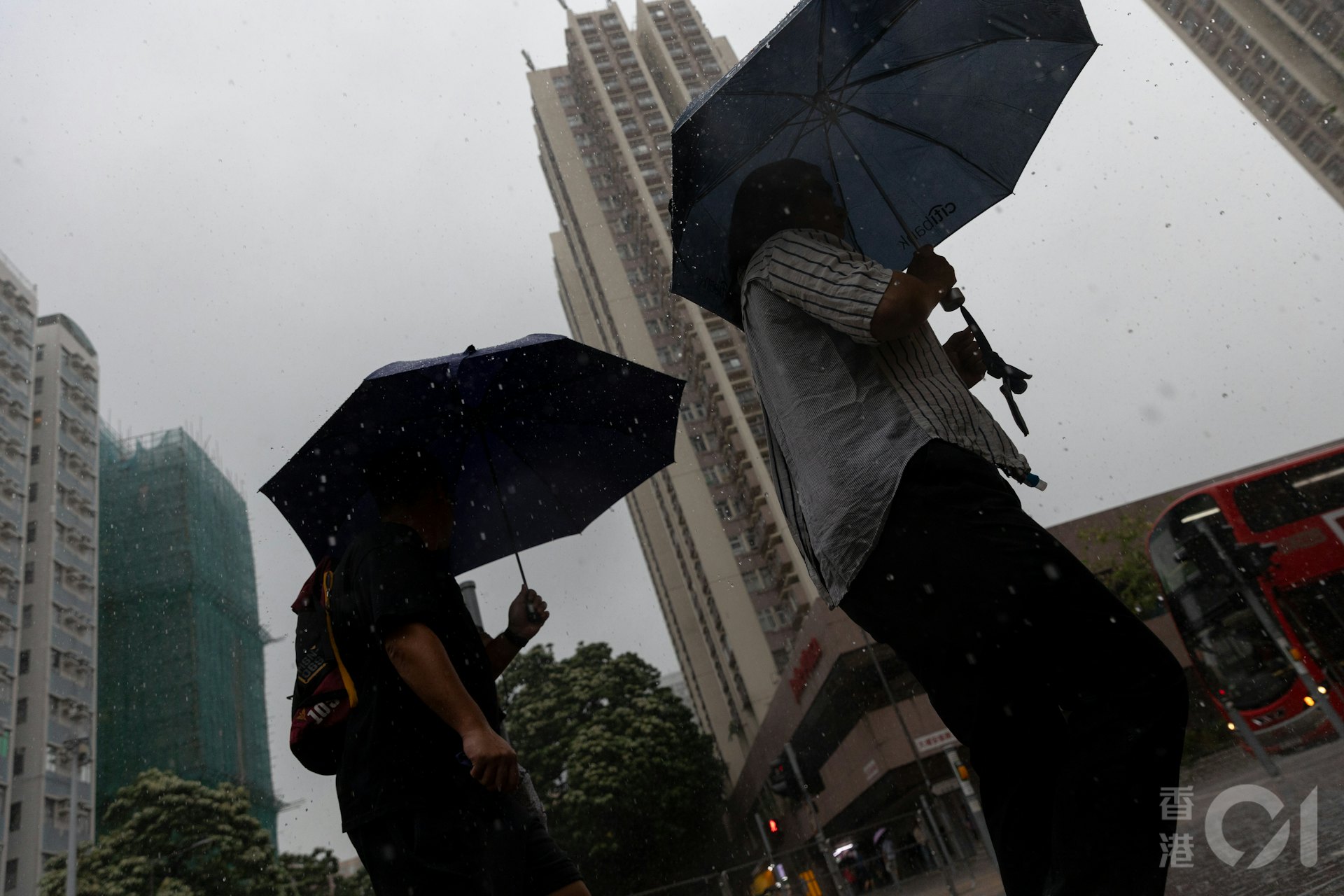 天文台4月21日早上發出黃色暴雨警告,在大埔,出街市民在風雨中而行。(夏家朗攝) 天文台4月21日早上發出黃色暴雨警告,在大埔,出街市民在風雨中而行。(夏家朗攝)
