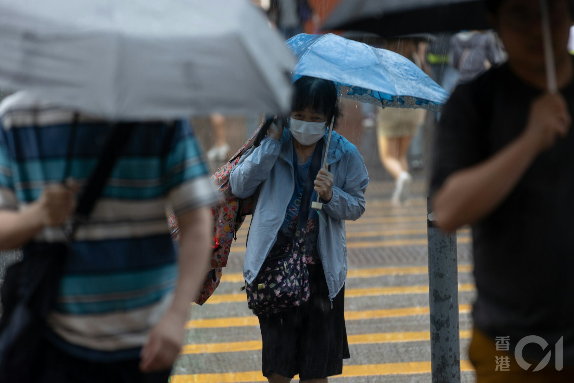 天文台4月21日早上發出黃色暴雨警告,在大埔,出街市民在風雨中而行。(夏家朗攝) 天文台4月21日早上發出黃色暴雨警告,在大埔,出街市民在風雨中而行。(夏家朗攝)