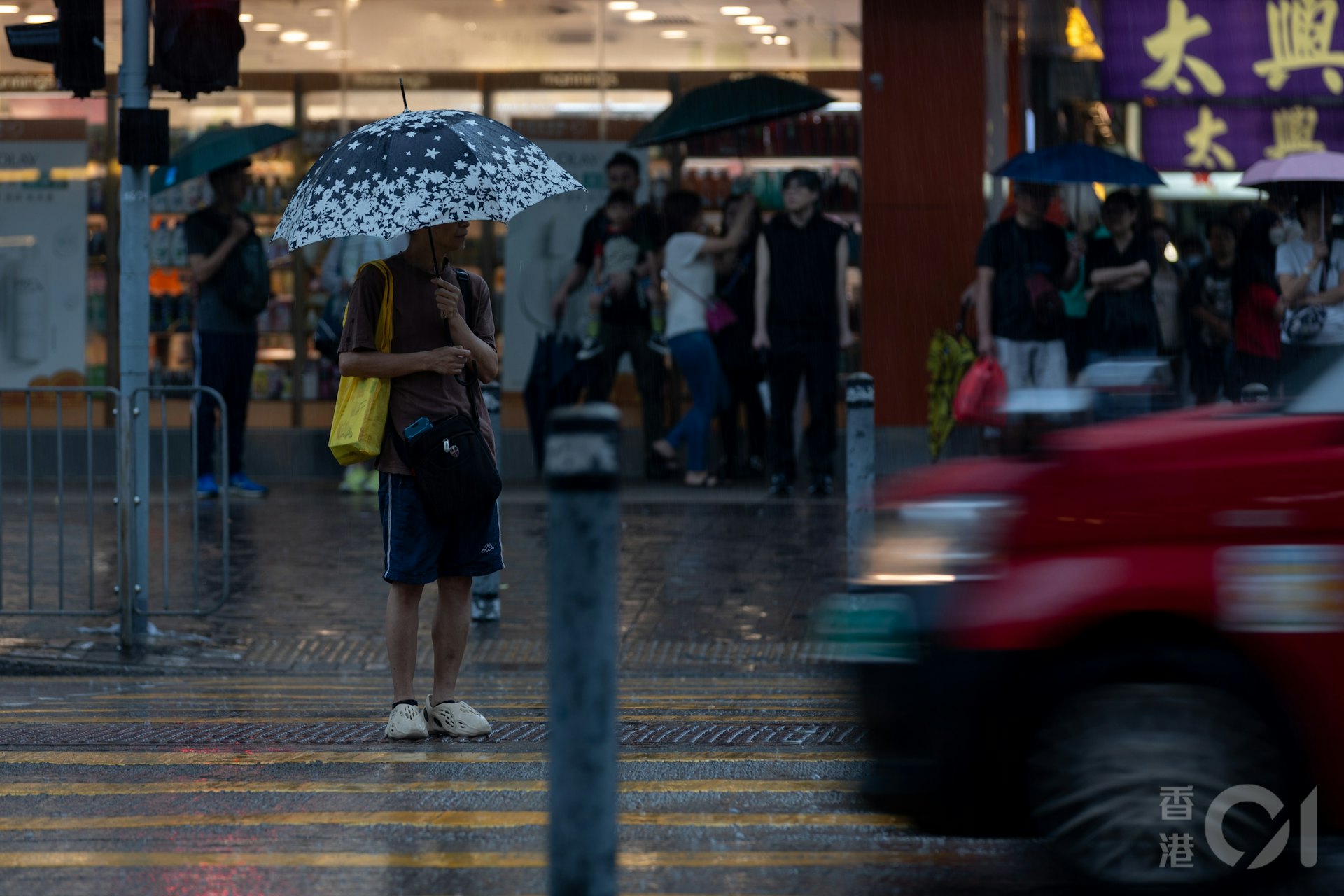 天文台4月21日早上發出黃色暴雨警告,在大埔,出街市民在風雨中而行。(夏家朗攝) 天文台4月21日早上發出黃色暴雨警告,在大埔,出街市民在風雨中而行。(夏家朗攝)