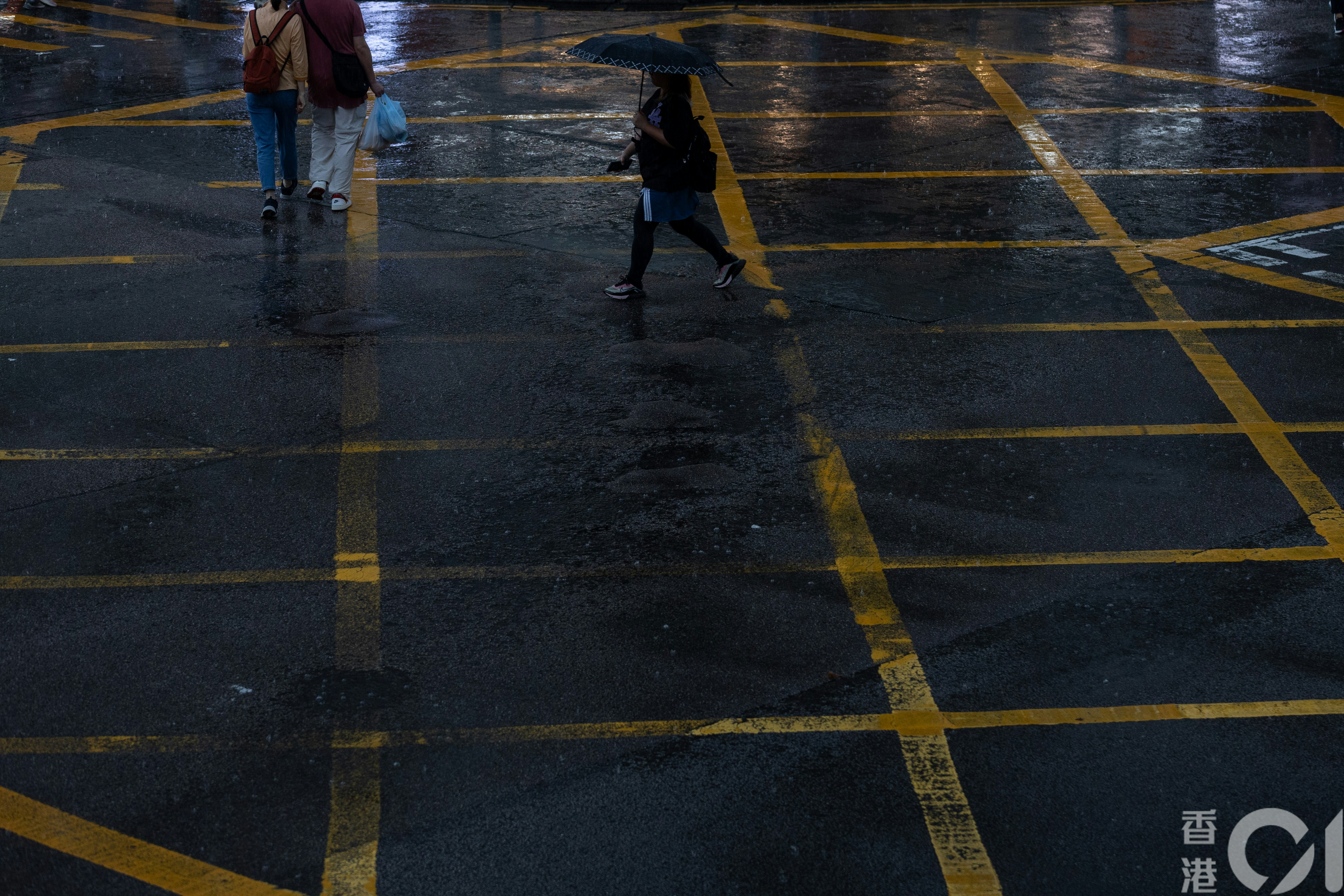 天文台上午10时发出黄色暴雨警告信号，本港多区落雨。（夏家朗摄）