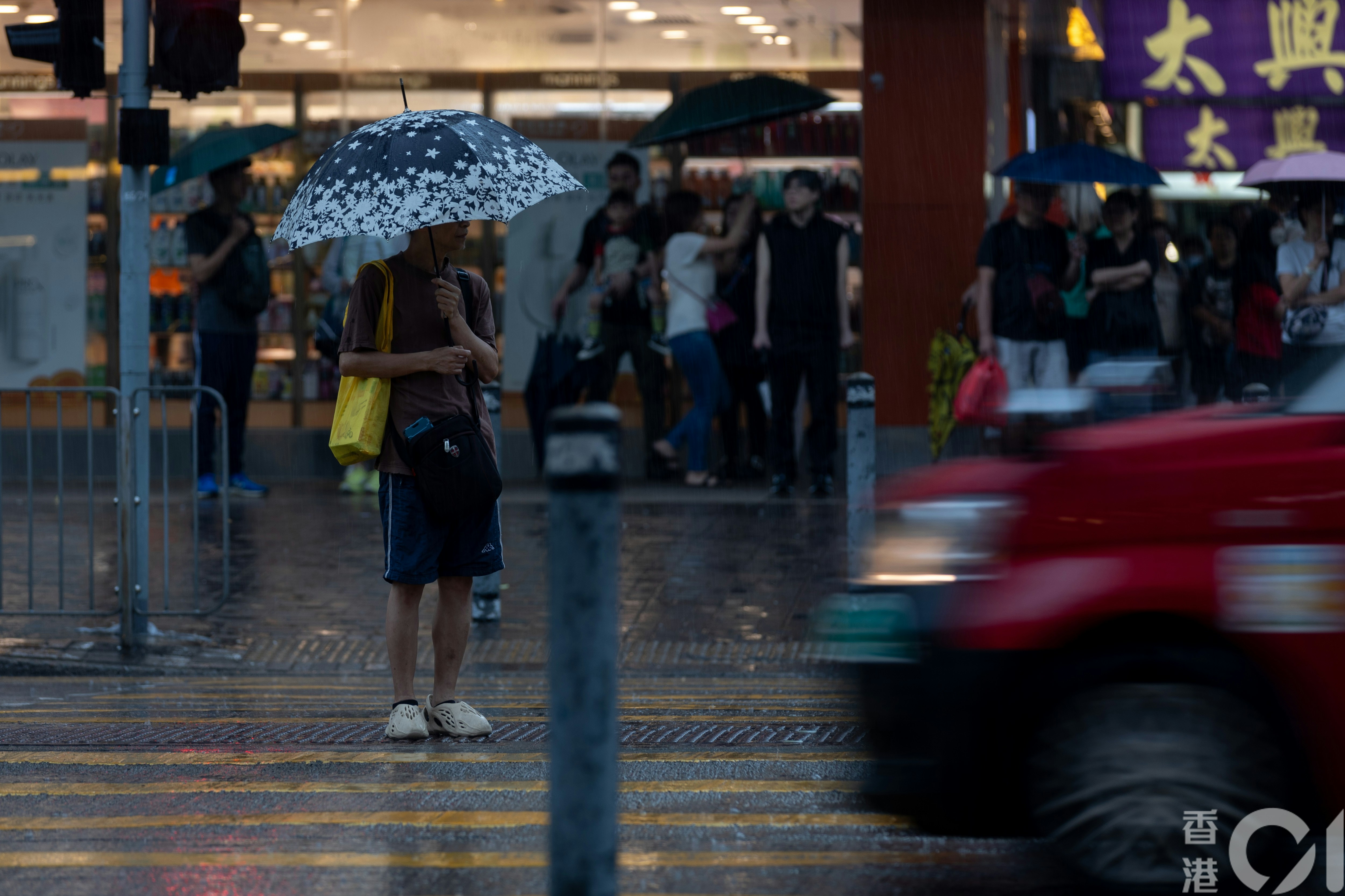 天文台上午10时发出黄色暴雨警告信号，本港多区落雨。（夏家朗摄）