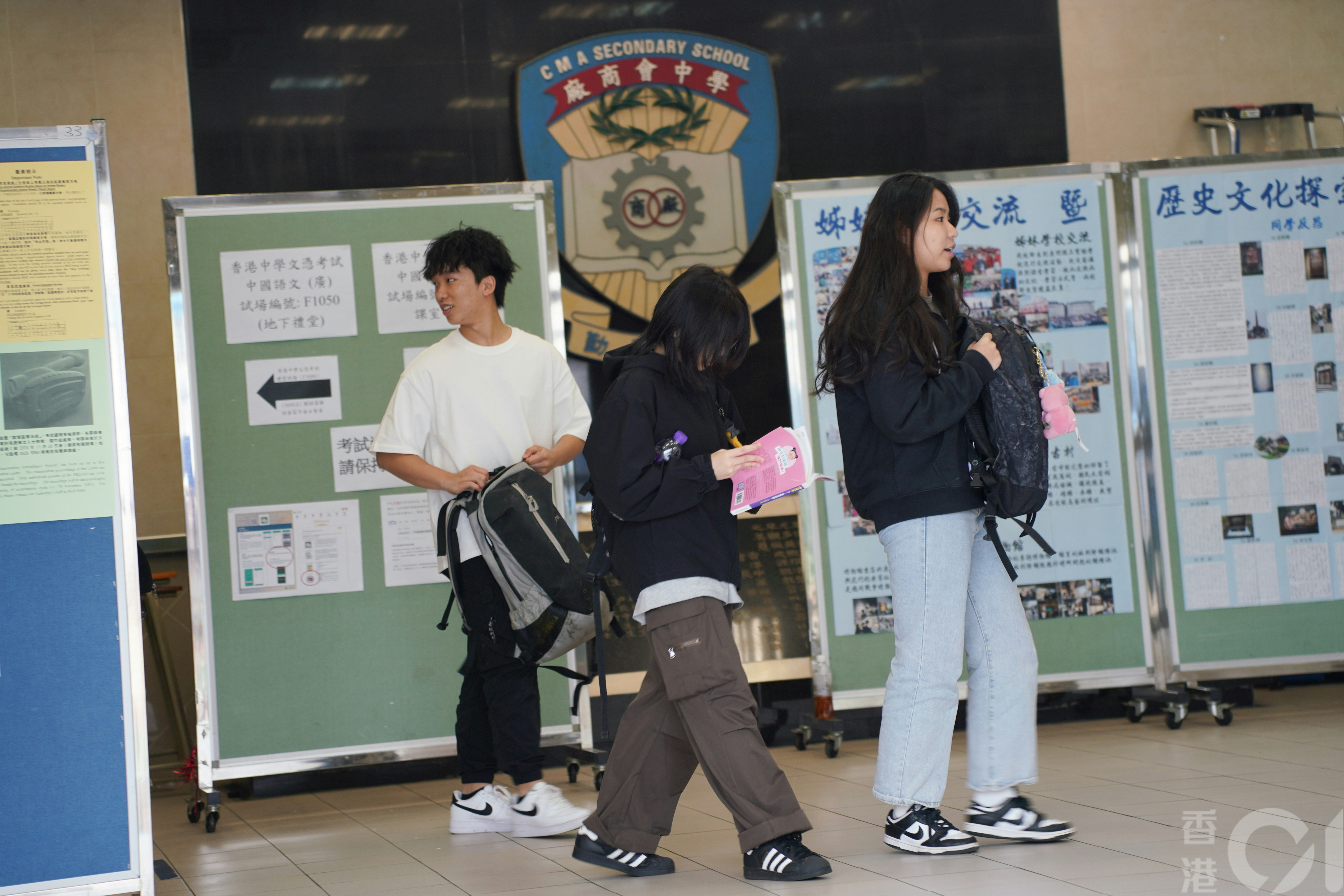 DSE中學文憑試中文科4月11日開考，到深水埗廠商會中學的考生，專注應答。（黃浩謙攝)
