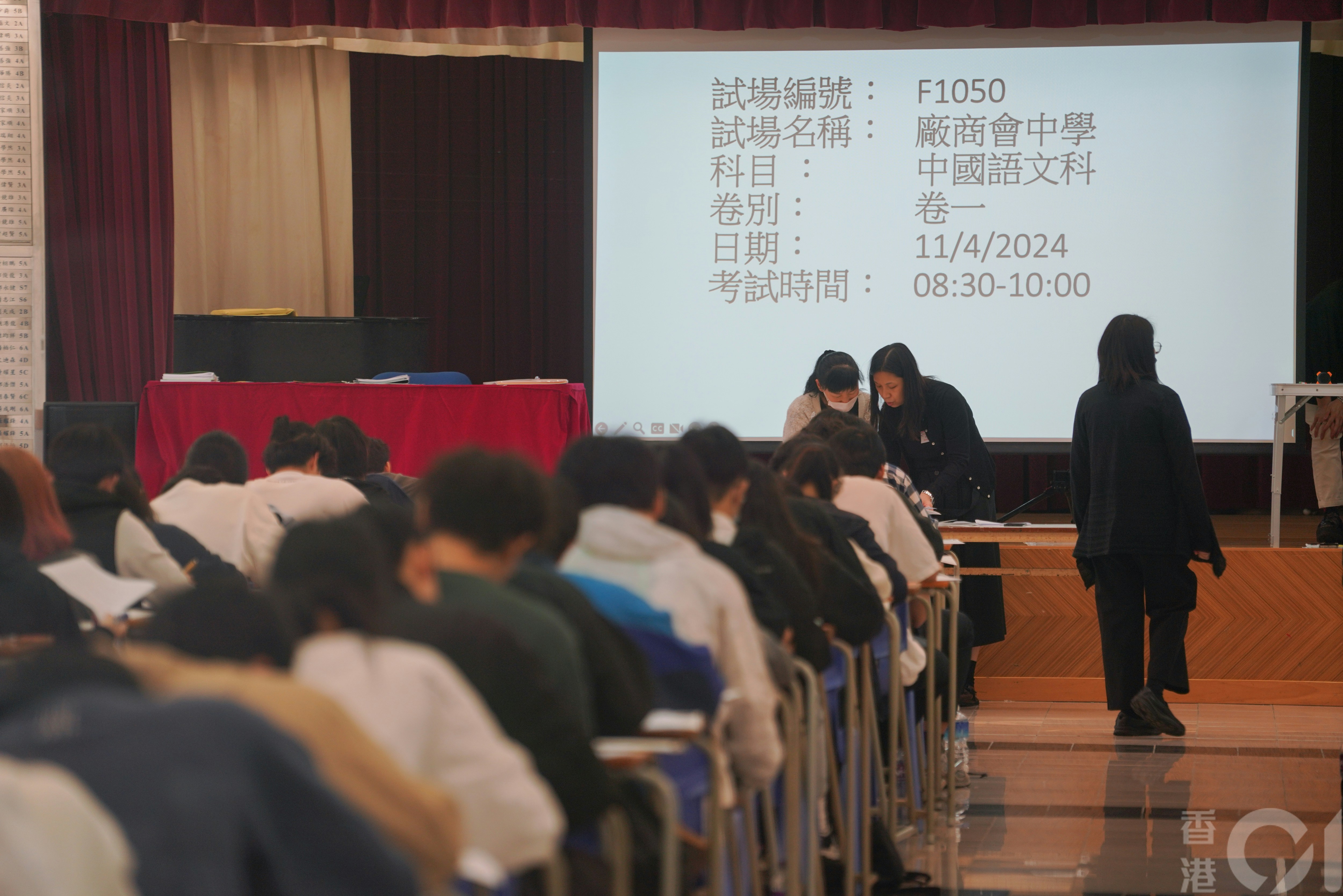 DSE中學文憑試中文科4月11日開考，到深水埗廠商會中學的考生，專注應答。（黃浩謙攝)