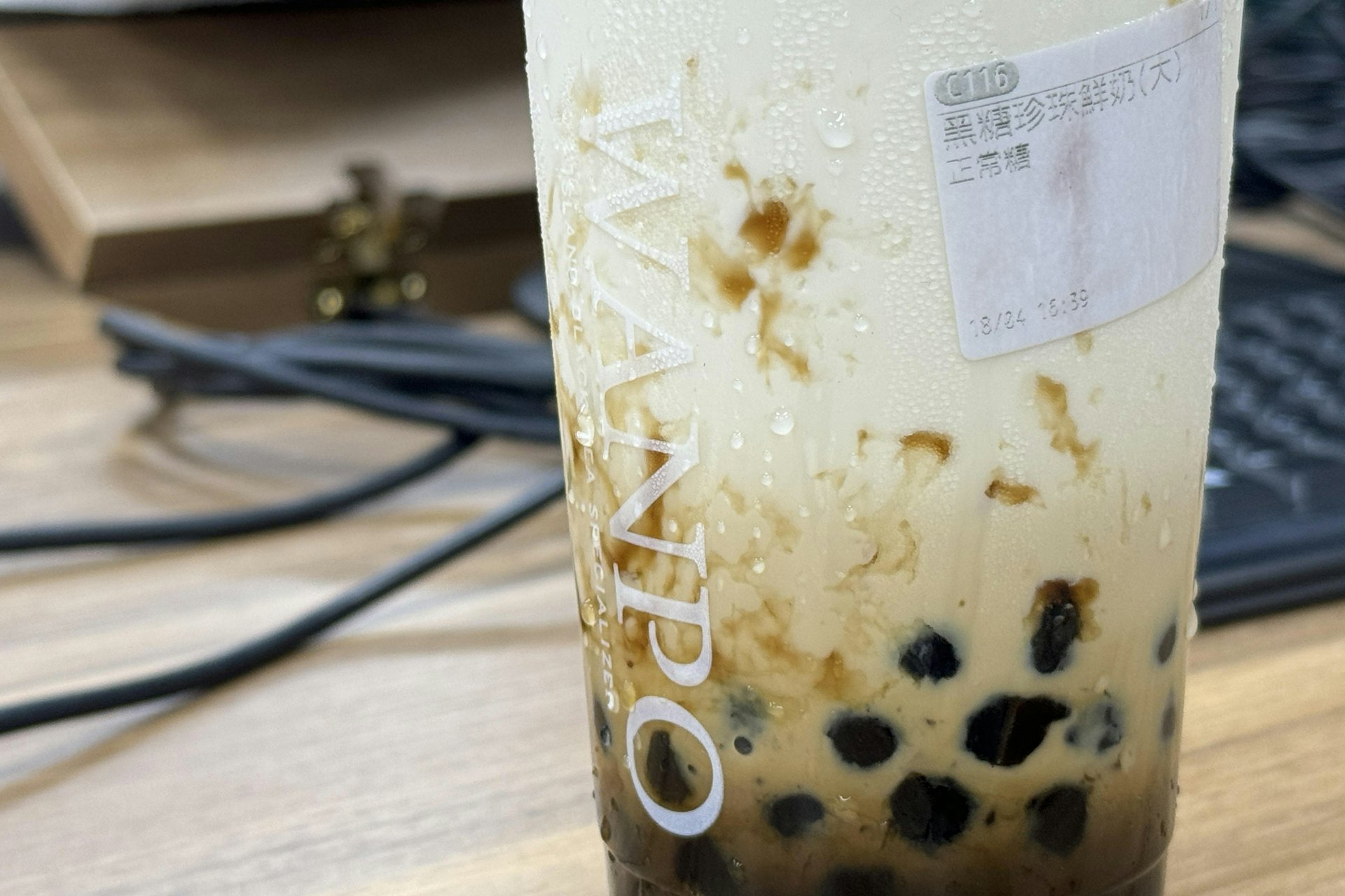 記者實測試以竹飲管飲用珍珠奶茶,要拮四次才能刺穿杯上膠膜,不過竹飲管使用約2小時亦沒有變淋。(歐陽德浩攝) 記者實測試以竹飲管飲用珍珠奶茶,要拮四次才能刺穿杯上膠膜,不過竹飲管使用約2小時亦沒有變淋。(歐陽德浩攝)
