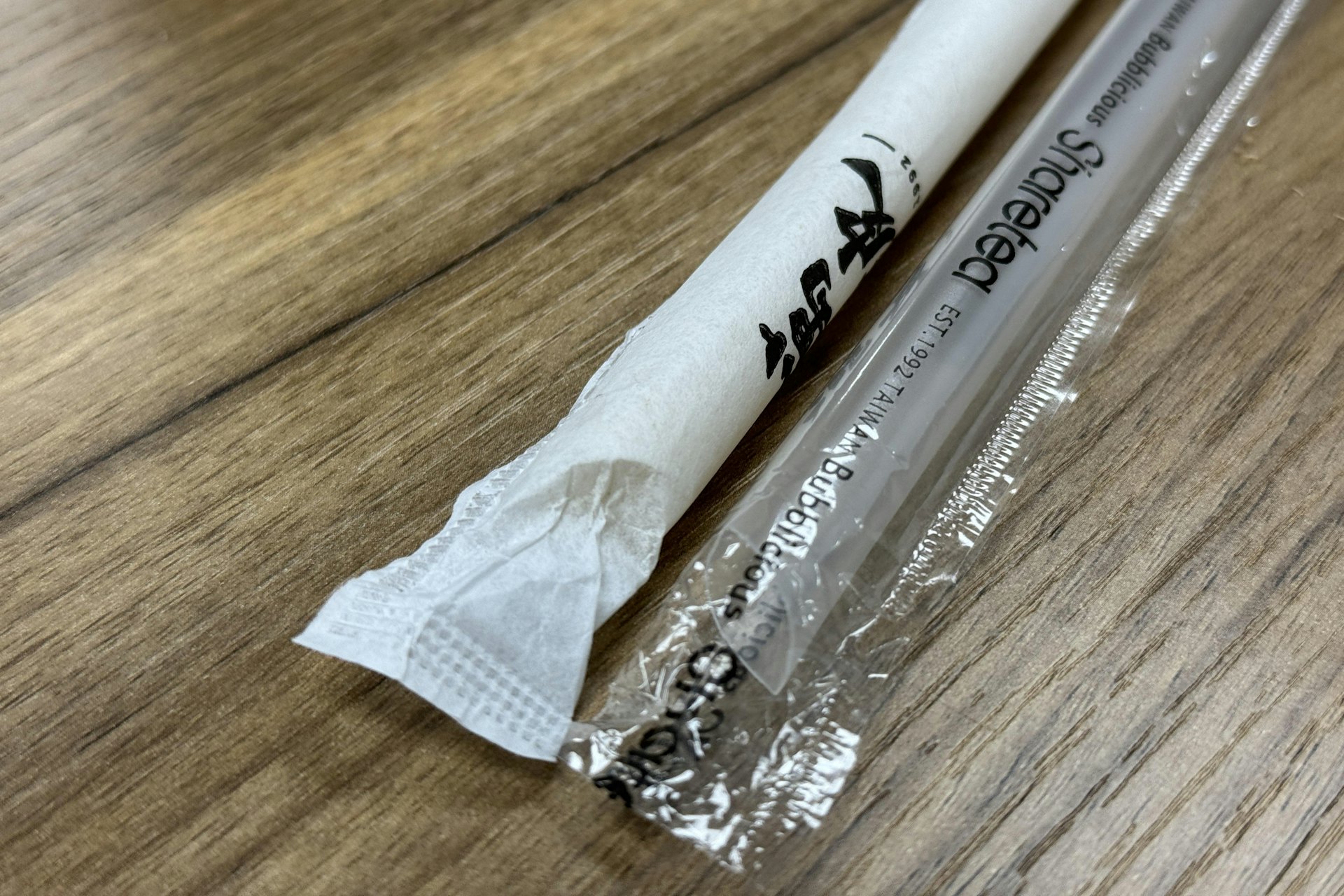 記者實測試以竹飲管飲用珍珠奶茶,上方為竹飲管,下面為膠飲管。(歐陽德浩攝) 記者實測試以竹飲管飲用珍珠奶茶,上方為竹飲管,下面為膠飲管。(歐陽德浩攝)