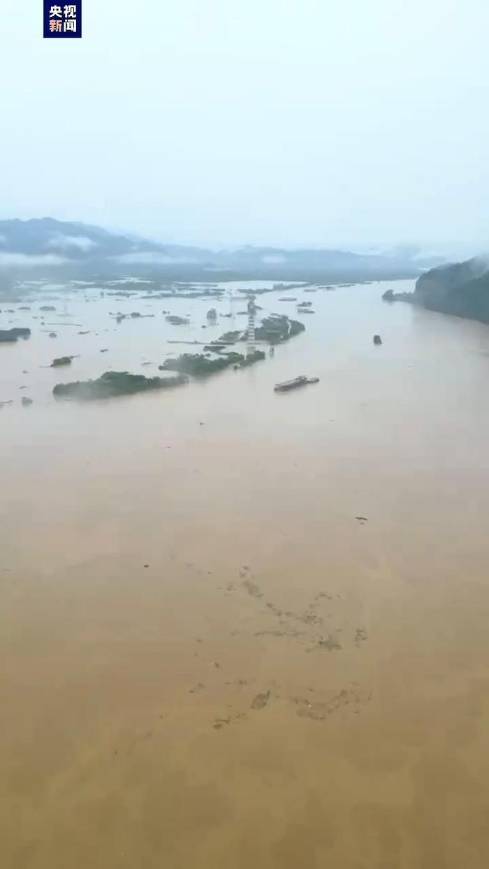 据广东省三防总指挥部今日（21日）下午最新消息，受强降雨补充影响，北江流域将出现接近百年一遇洪水。（央视）