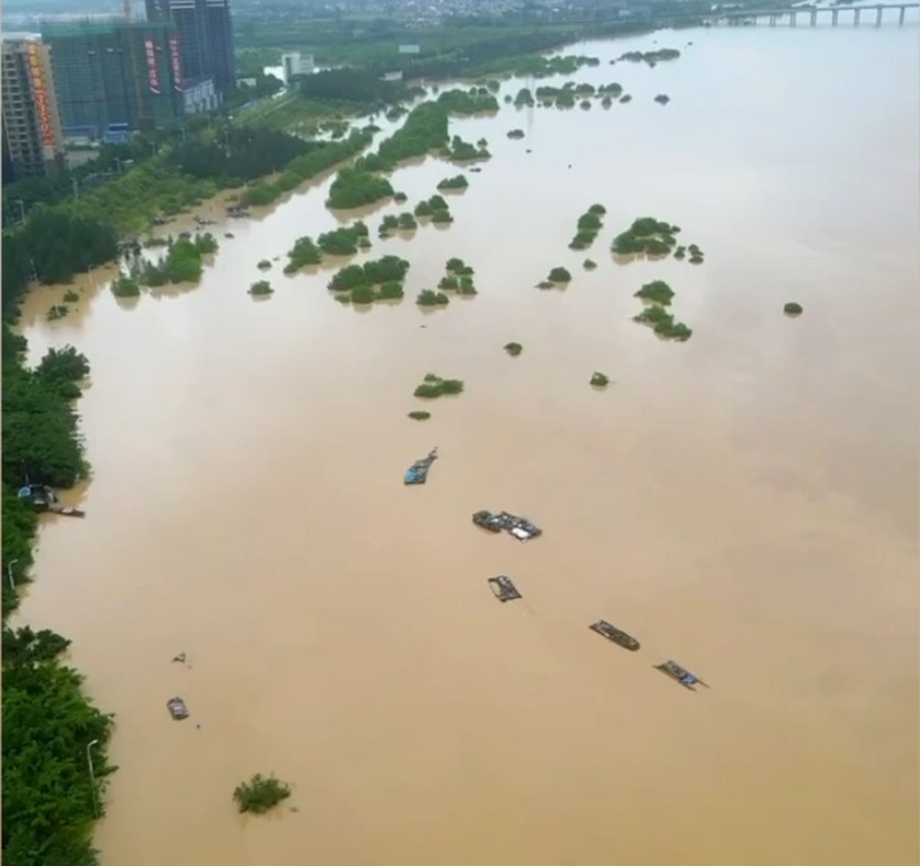 据广东省三防总指挥部今日（21日）下午最新消息，受强降雨补充影响，北江流域将出现接近百年一遇洪水。（央视）