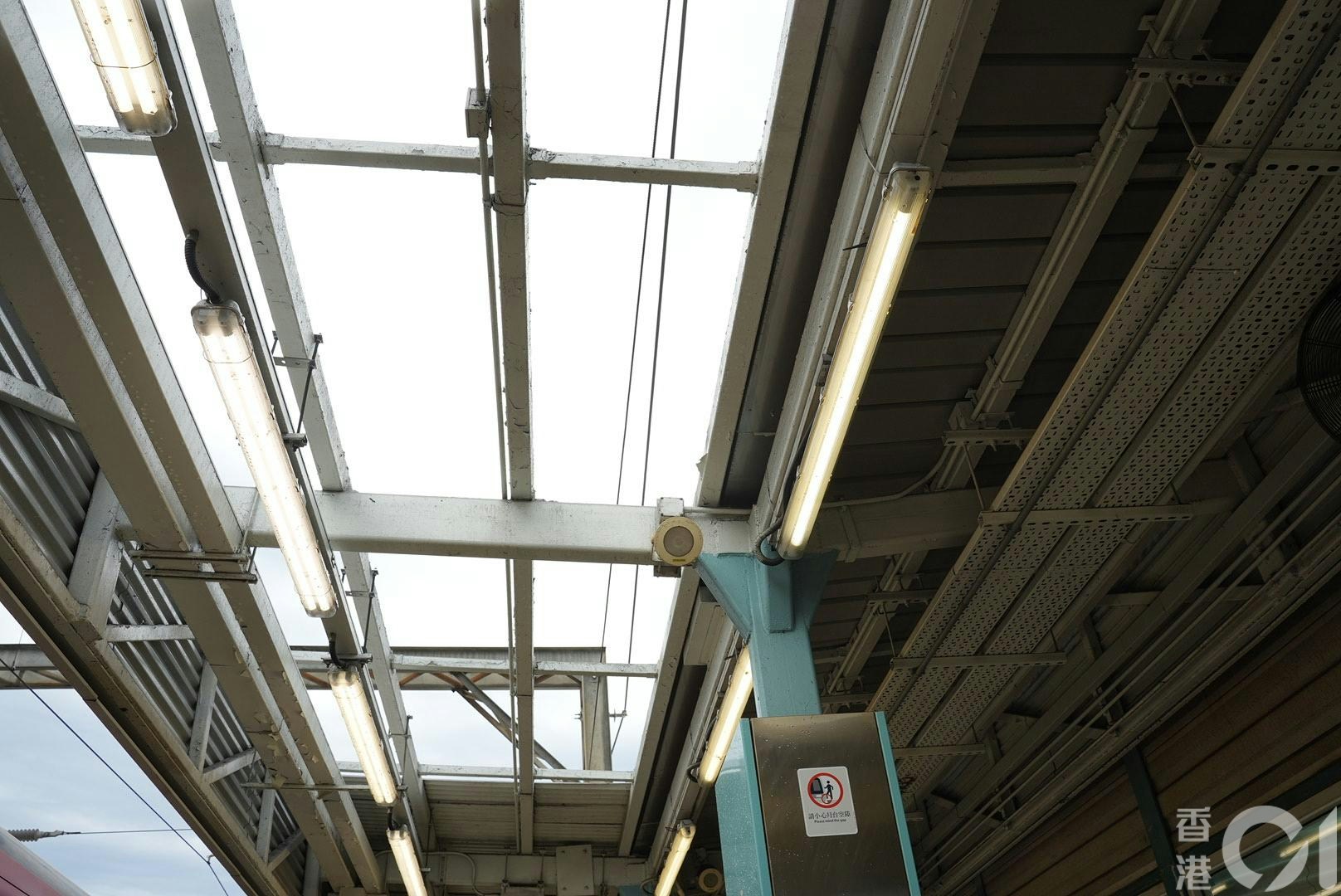 东铁线大学站4月21日有上盖设施怀疑被强风吹毁。（左朗星摄）