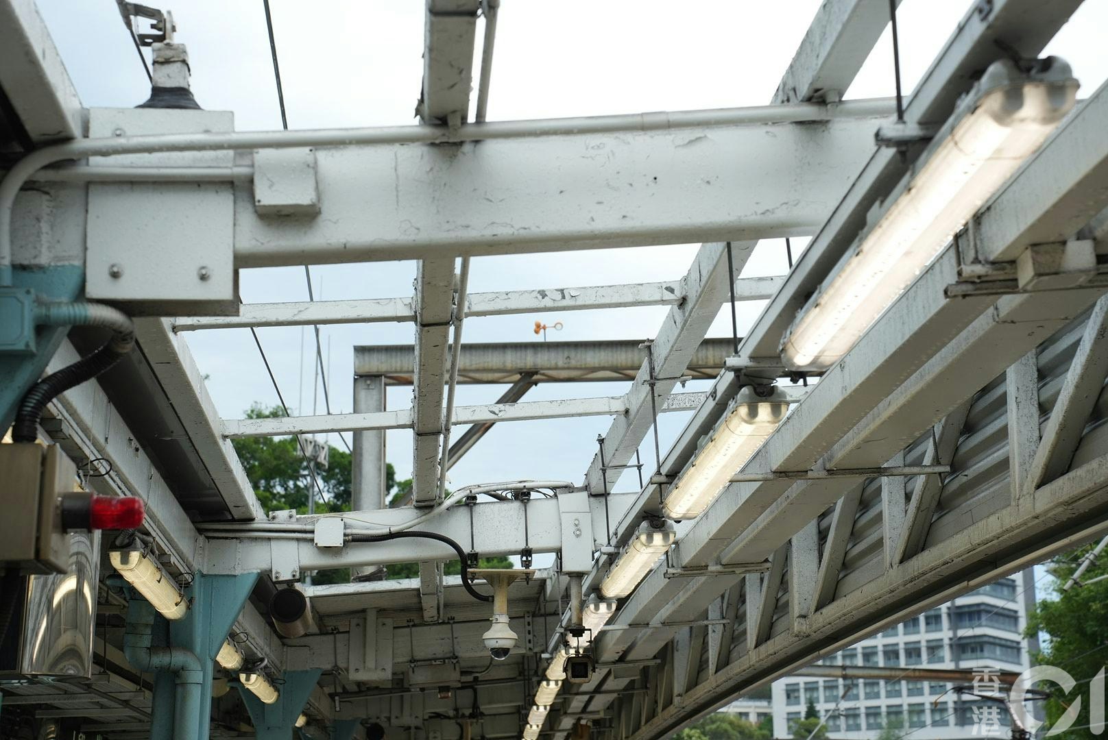 东铁线大学站4月21日有上盖设施怀疑被强风吹毁。（左朗星摄）