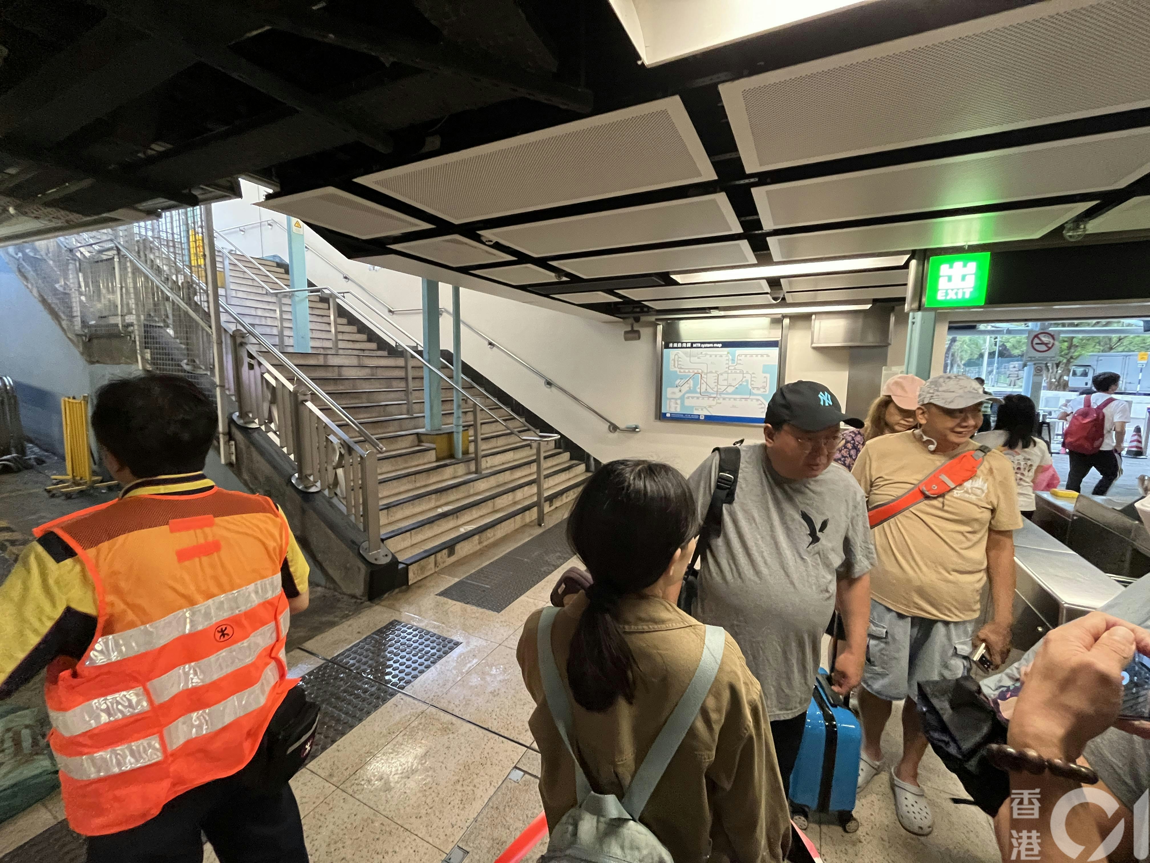 东铁线大学站4月21日有上盖设施怀疑被强风吹毁，服务受阻，港铁派员维持秩序。（左朗星摄）