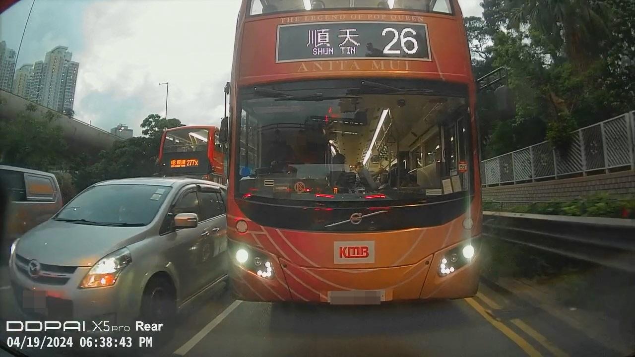 影片见到，当时巴士正沿公路左线行驶。（影片截图）