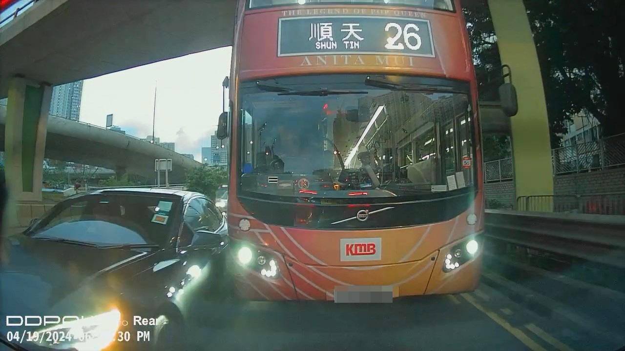 影片引来网民热议，大部份网民都支持巴士车长做法。（影片截图）