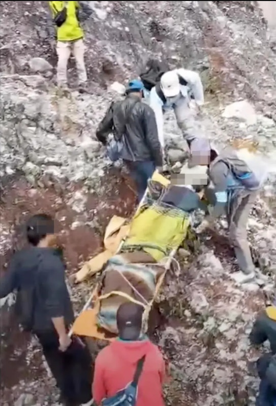 救援人员将遗体从悬崖下运出。（《红星新闻》）