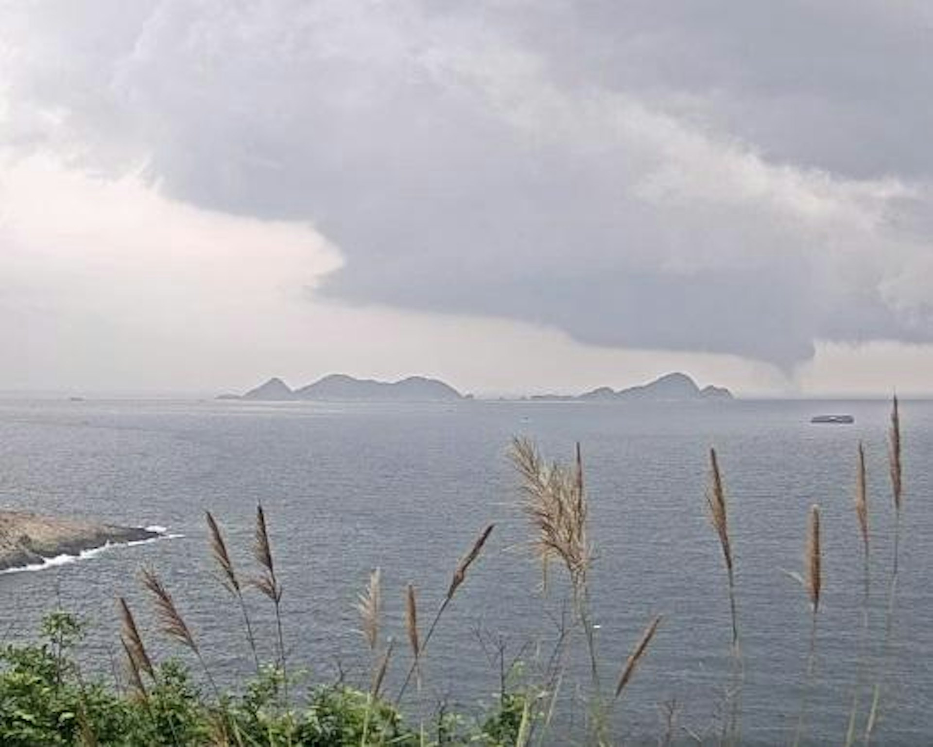 天文台4月21日上午約9時半,於清水灣攝影機中拍攝到水龍捲出現,片段中可見水龍捲由右至左移動。(天文台Facebook影片截圖) 天文台4月21日上午約9時半,於清水灣攝影機中拍攝到水龍捲出現,片段中可見水龍捲由右至左移動。(天文台Facebook影片截圖)