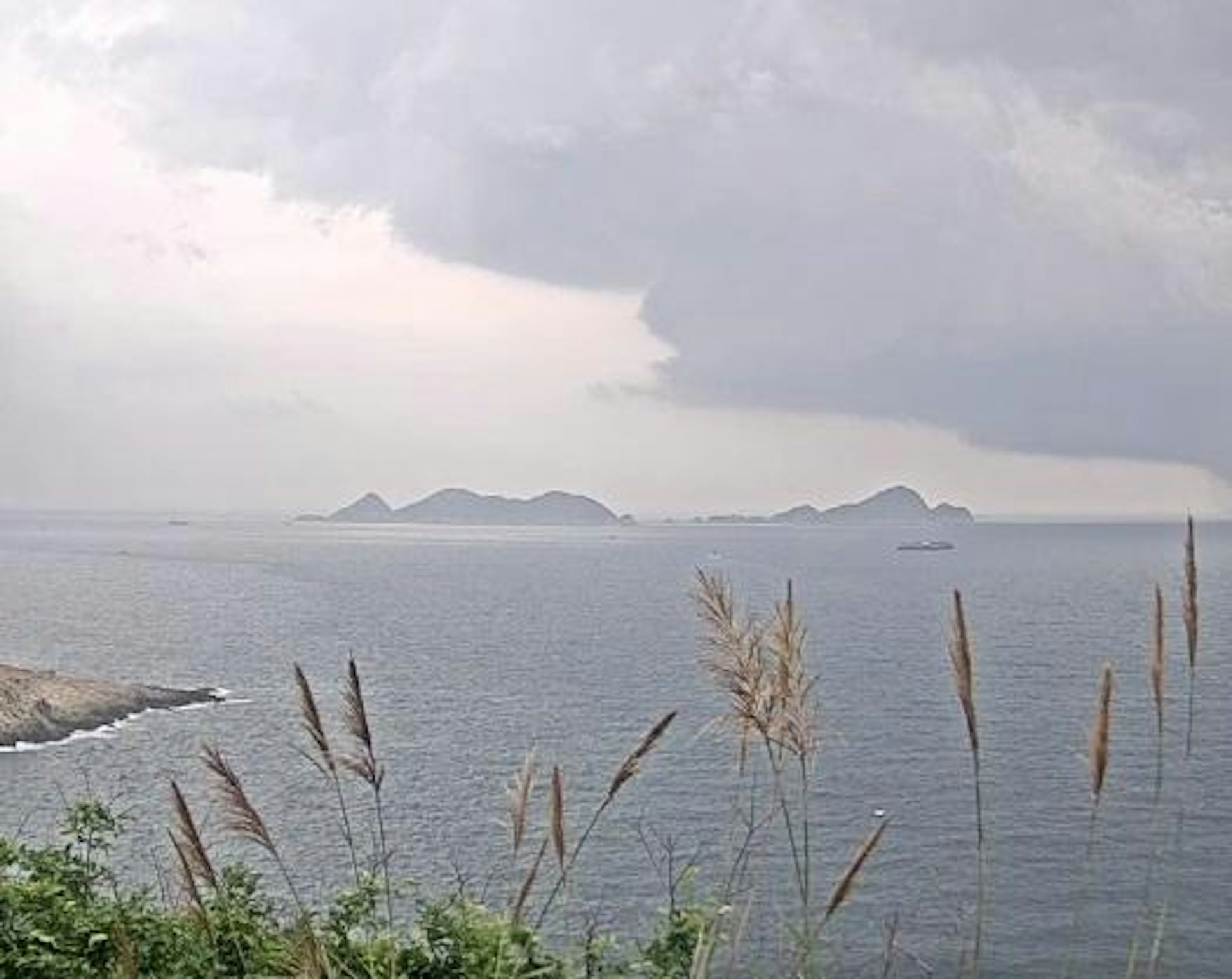 天文台4月21日上午約9時半,於清水灣攝影機中拍攝到水龍捲出現,片段中可見水龍捲由右至左移動。(天文台Facebook影片截圖) 天文台4月21日上午約9時半,於清水灣攝影機中拍攝到水龍捲出現,片段中可見水龍捲由右至左移動。(天文台Facebook影片截圖)