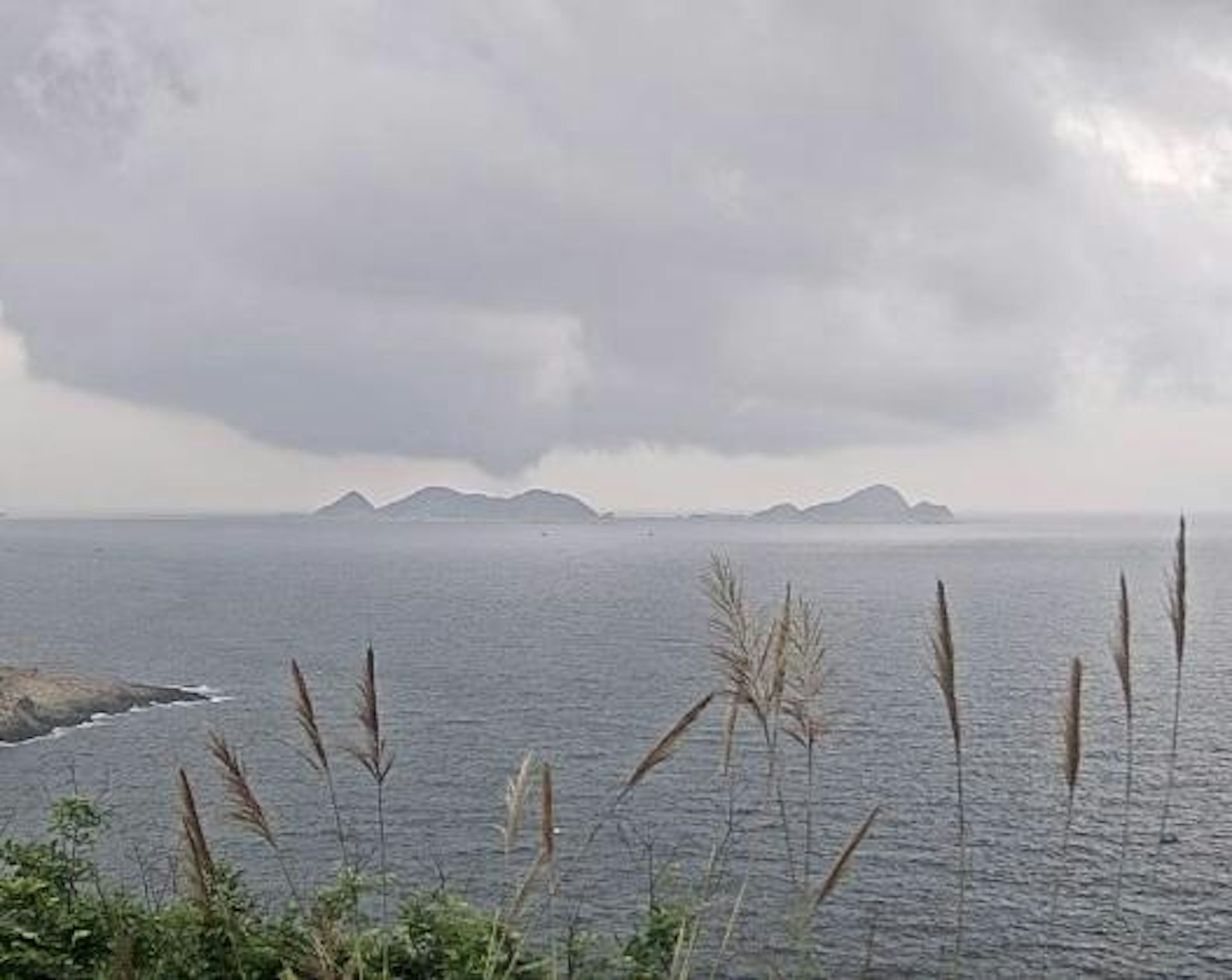 天文台4月21日上午約9時半,於清水灣攝影機中拍攝到水龍捲出現,片段中可見水龍捲由右至左移動。(天文台Facebook影片截圖) 天文台4月21日上午約9時半,於清水灣攝影機中拍攝到水龍捲出現,片段中可見水龍捲由右至左移動。(天文台Facebook影片截圖)