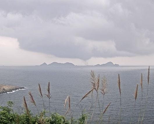 天文台4月21日上午約9時半,於清水灣攝影機中拍攝到水龍捲出現,片段中可見水龍捲由右至左移動。(天文台Facebook影片截圖) 天文台4月21日上午約9時半,於清水灣攝影機中拍攝到水龍捲出現,片段中可見水龍捲由右至左移動。(天文台Facebook影片截圖)