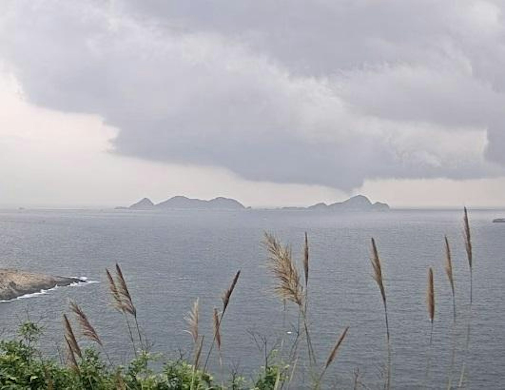 天文台4月21日上午約9時半,於清水灣攝影機中拍攝到水龍捲出現,片段中可見水龍捲由右至左移動。(天文台Facebook影片截圖) 天文台4月21日上午約9時半,於清水灣攝影機中拍攝到水龍捲出現,片段中可見水龍捲由右至左移動。(天文台Facebook影片截圖)