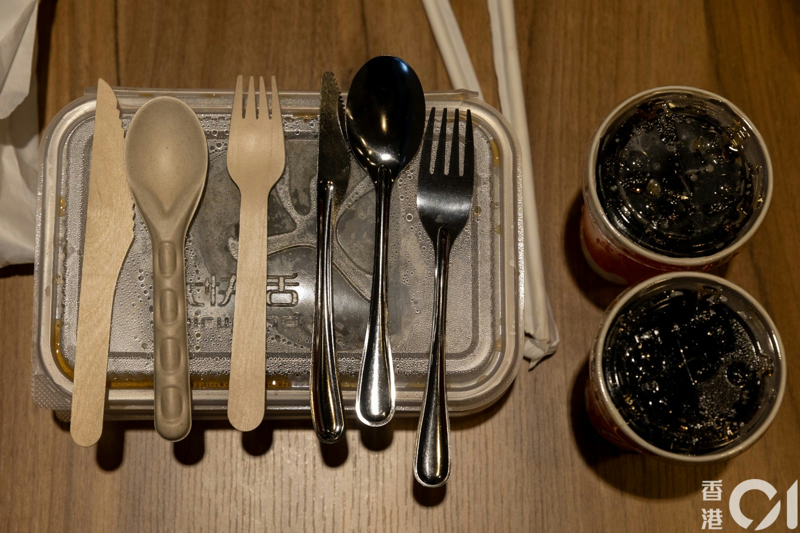 大快活外卖餐具需要额外加1元或2元，分别购买竹制餐具（左一至三）或不锈钢餐具（左四至六）。(夏家朗摄)