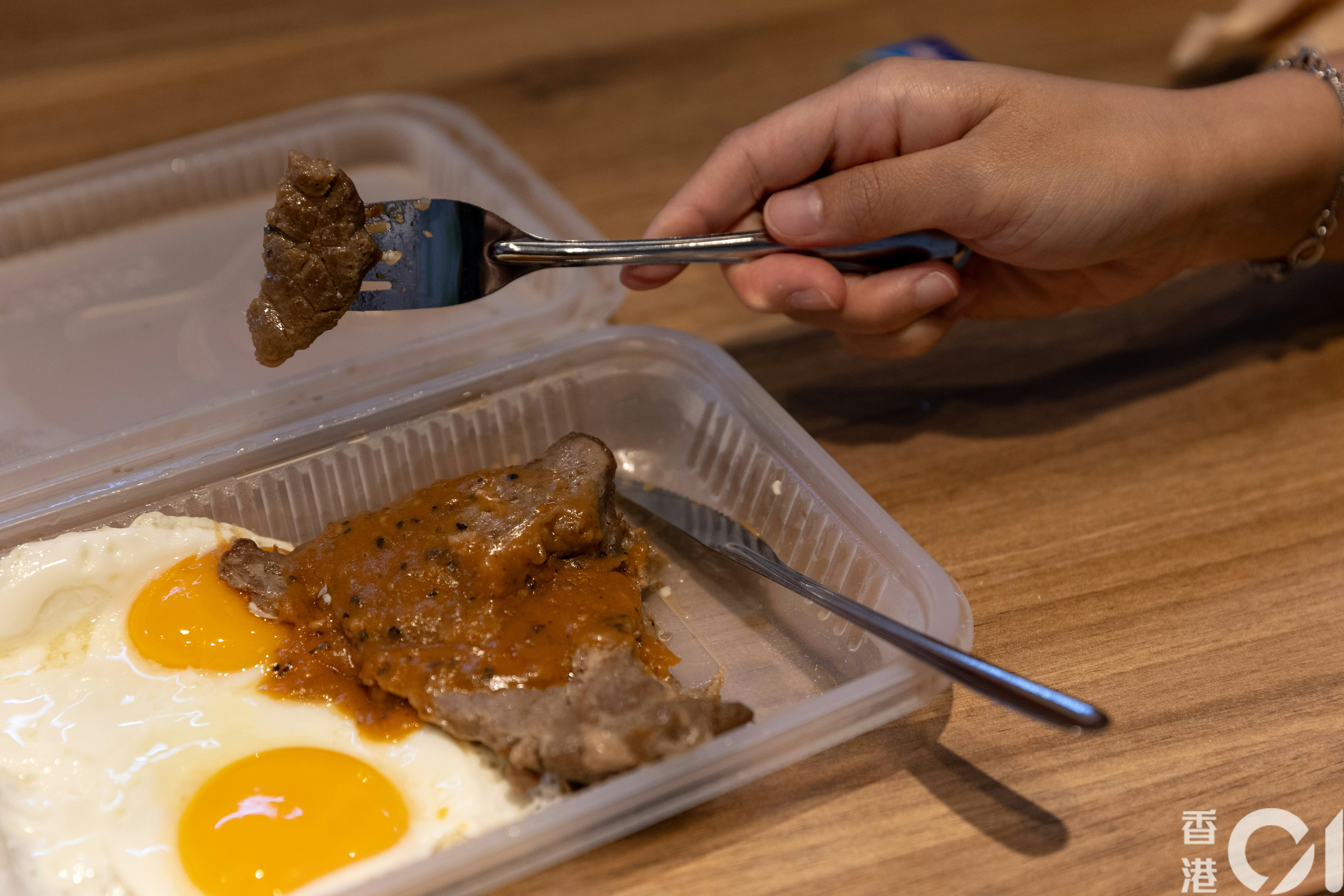 使用不锈钢餐具能切开牛扒，不过其刀柄较为轻薄，与堂食餐具相比，使用时较为不舒适。(夏家朗摄)