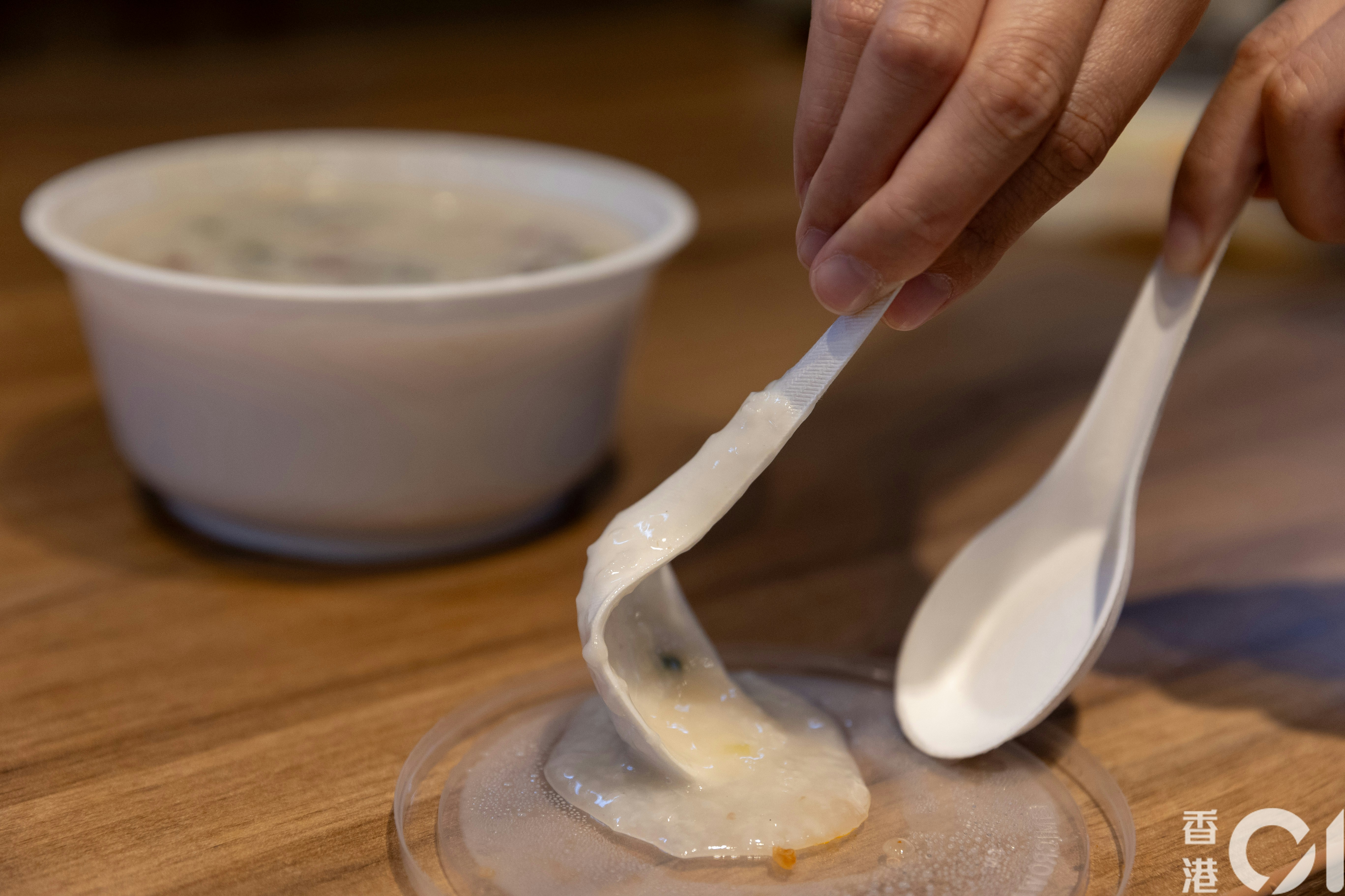海皇粥店的纸匙羹放在粥内约20分钟后变软，不过，仍然能勺粥。(夏家朗摄)