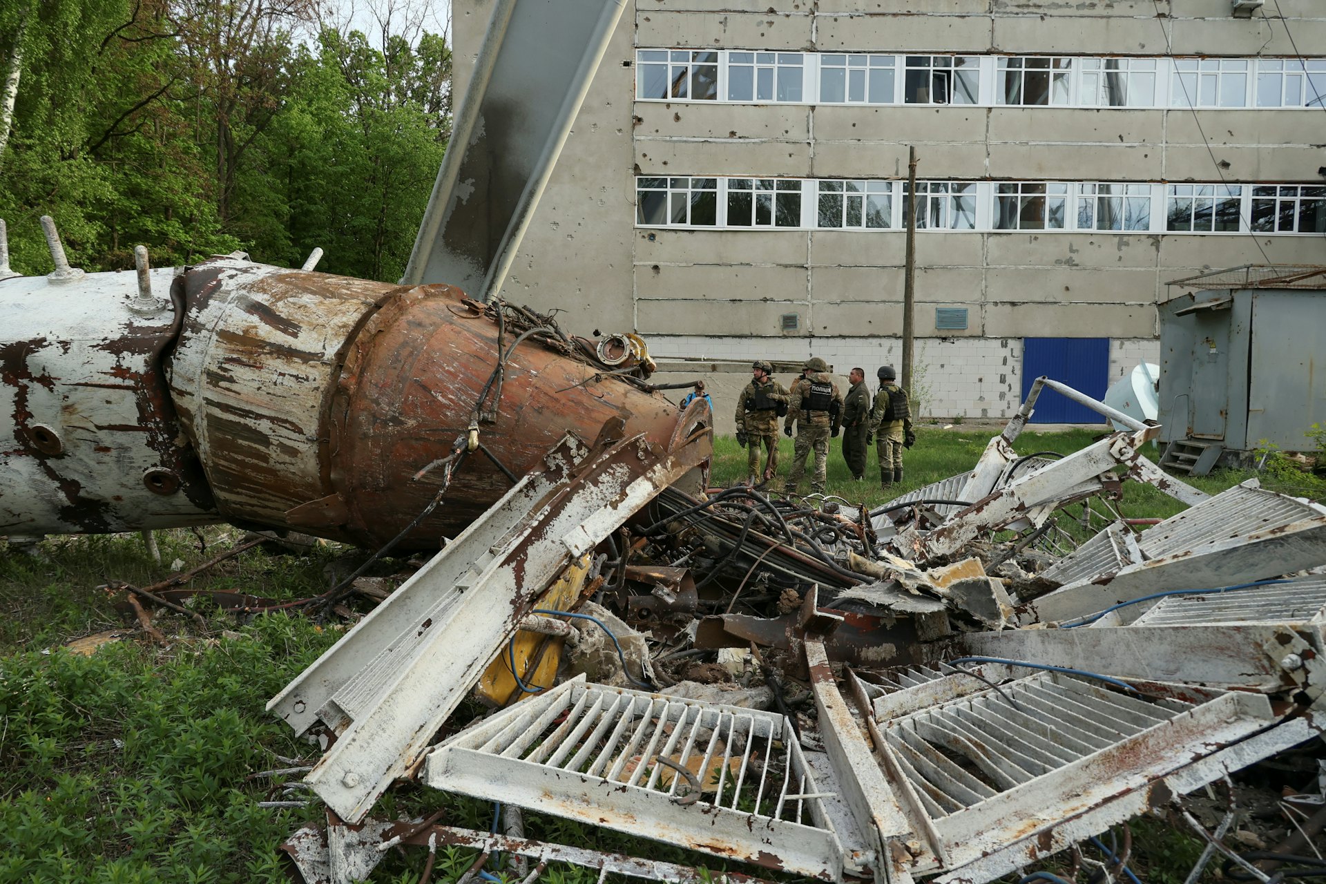 烏克蘭第二大城市哈爾科夫(Kharkiv)一座240米高電視塔4月22日斷成兩半倒塌,當地官員指可能是俄羅斯導彈襲擊造成。(Reuters) 烏克蘭第二大城市哈爾科夫(Kharkiv)一座240米高電視塔4月22日斷成兩半倒塌,當地官員指可能是俄羅斯導彈襲擊造成。(Reuters)