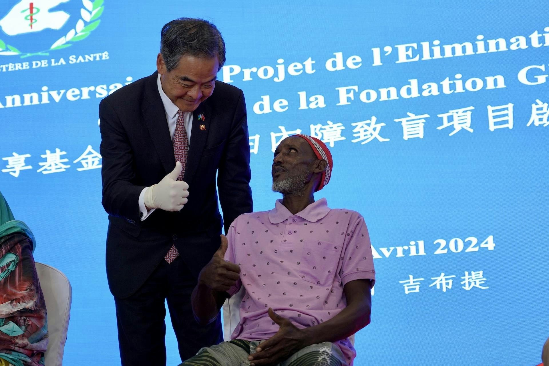 全國政協副主席梁振英創辦的「港產」國際醫療援助機構香港共享基金會，去年2月在東非吉布提（Djibouti）啟動「消除白內障致盲項目」以來，至少免費幫助當地病患完成1,700宗手術。