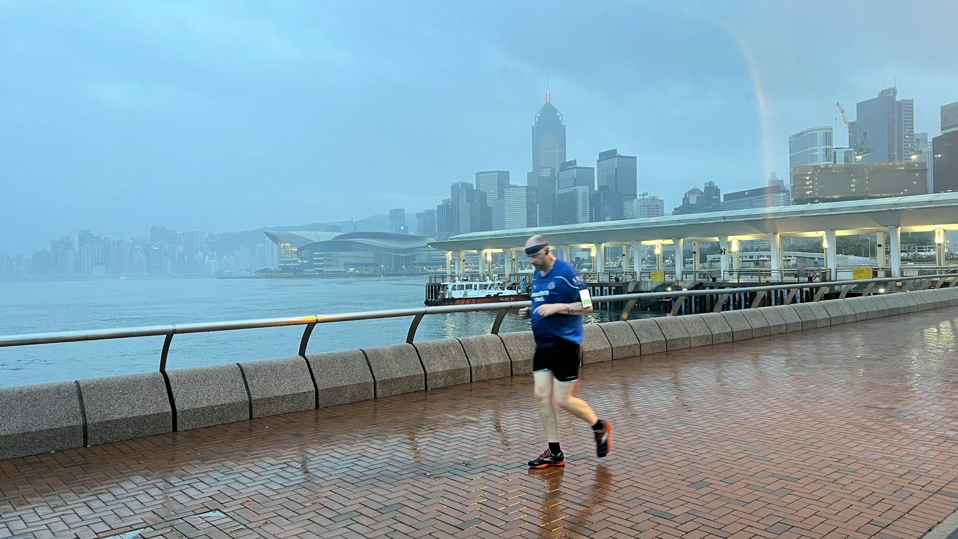 天文台指出,受低壓槽影響,今日(4月23日)廣東沿岸地區有大驟雨及狂風雷暴。(李家傑攝) 天文台指出,受低壓槽影響,今日(4月23日)廣東沿岸地區有大驟雨及狂風雷暴。(李家傑攝)