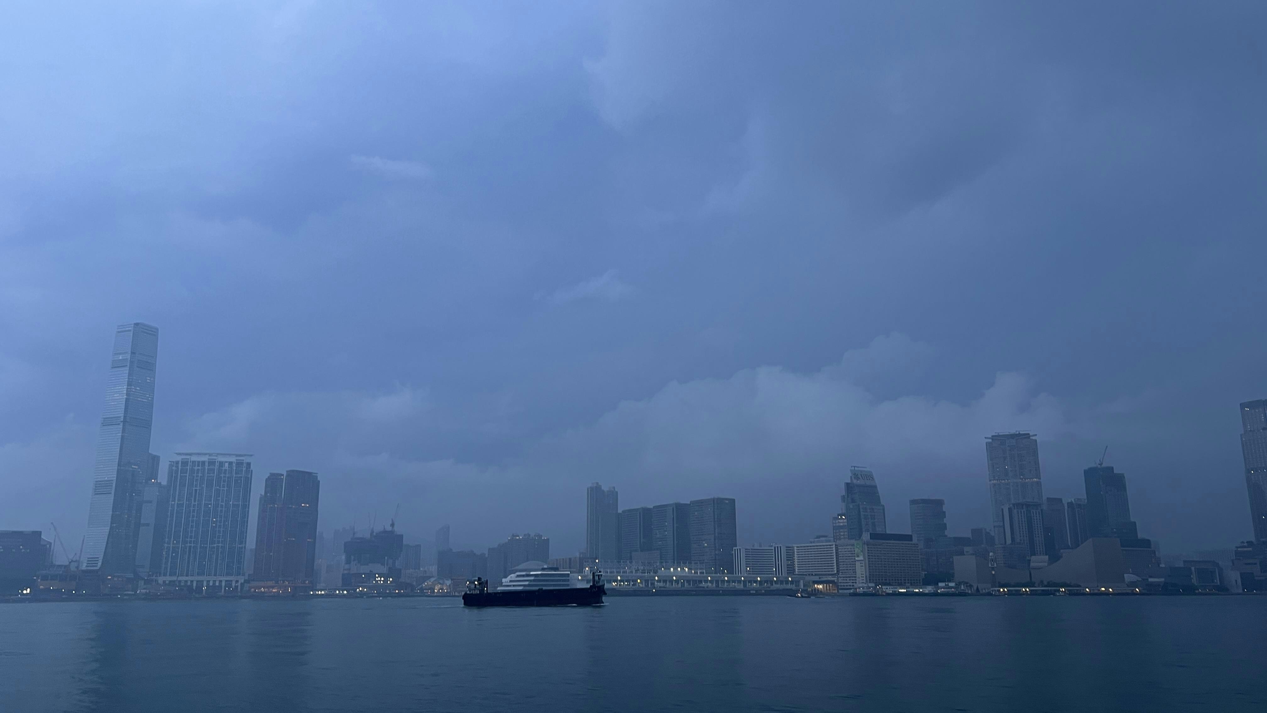 天文台预测，本港地区今日（4月23日）多云，有骤雨及狂风雷暴，雨势有时颇大。（李家杰摄）