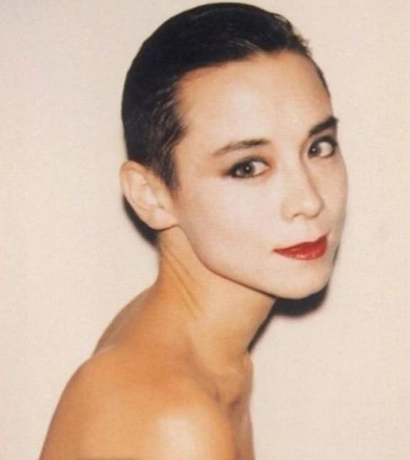 混血女星周天娜1992年因染爱滋病逝。（微博图片）