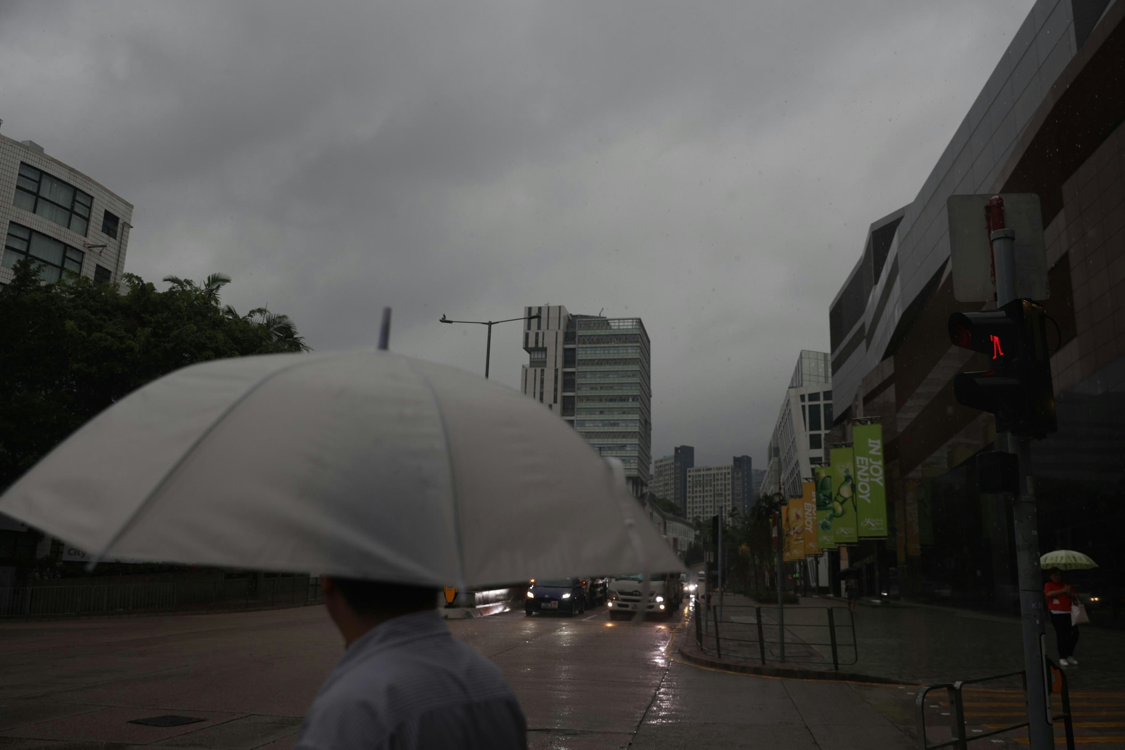 天文台预料强阵风吹袭香港，提醒市民如身处室外，请尽快到安全地方躲避。（欧嘉乐摄）