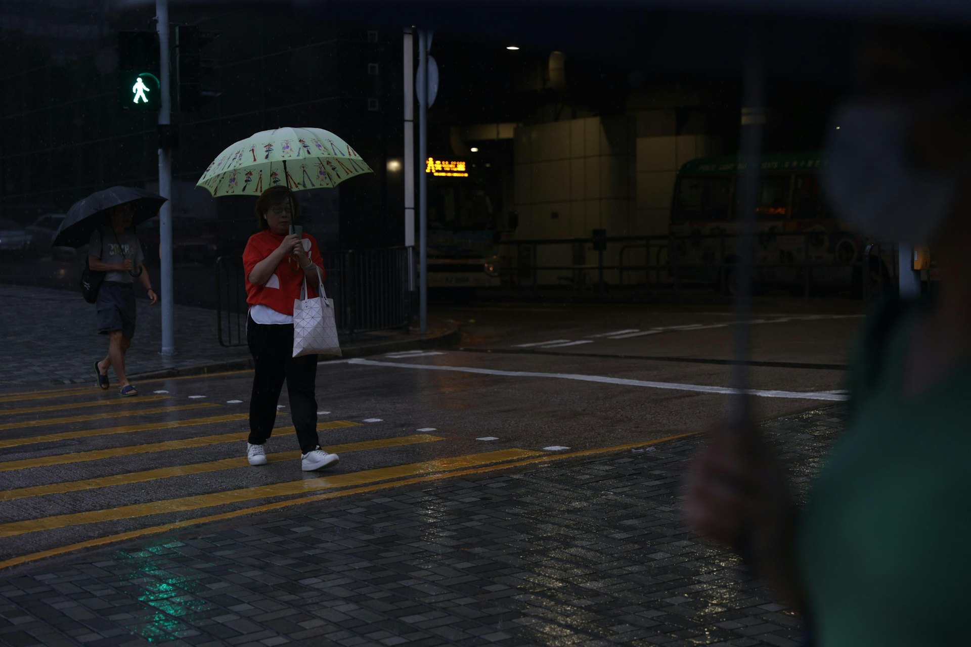 天文台預料強陣風吹襲香港,提醒市民如身處室外,請盡快到安全地方躲避。(歐嘉樂攝) 天文台預料強陣風吹襲香港,提醒市民如身處室外,請盡快到安全地方躲避。(歐嘉樂攝)