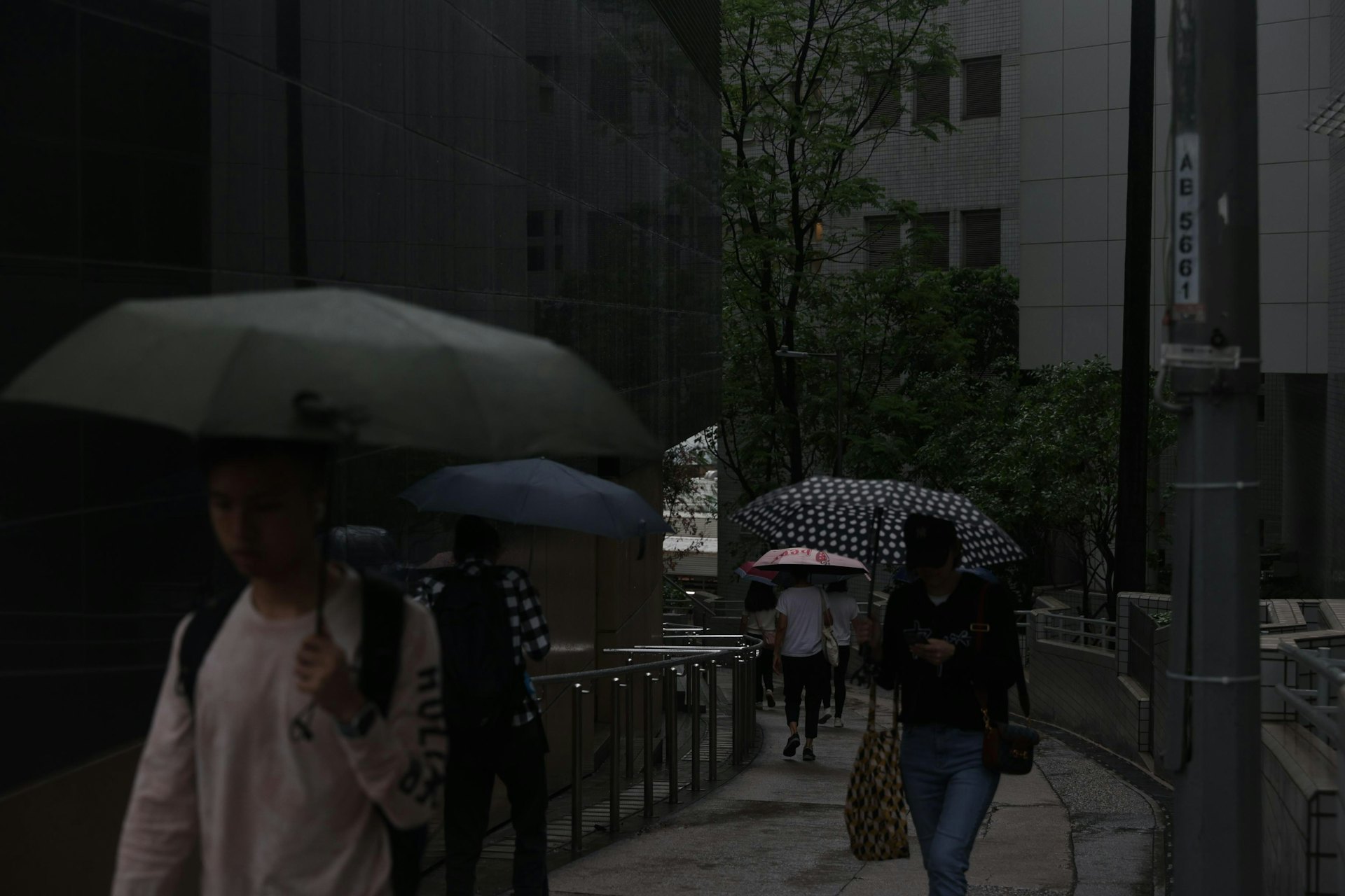 天文台預料強陣風吹襲香港,提醒市民如身處室外,請盡快到安全地方躲避。(歐嘉樂攝) 天文台預料強陣風吹襲香港,提醒市民如身處室外,請盡快到安全地方躲避。(歐嘉樂攝)