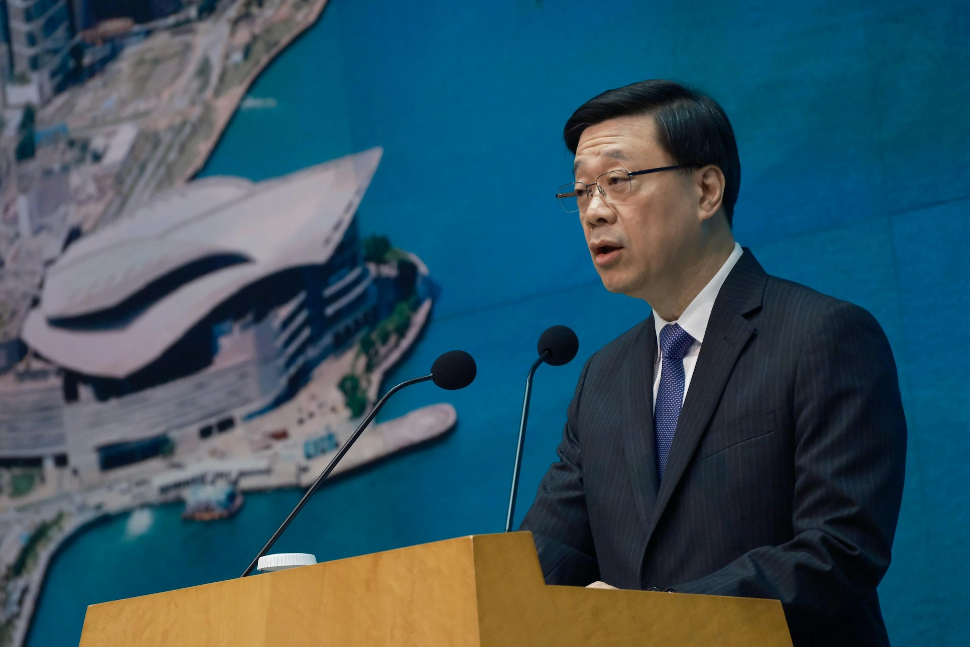 4月23日,李家超行政會議前見記者。(盧翊銘攝) 4月23日,李家超行政會議前見記者。(盧翊銘攝)